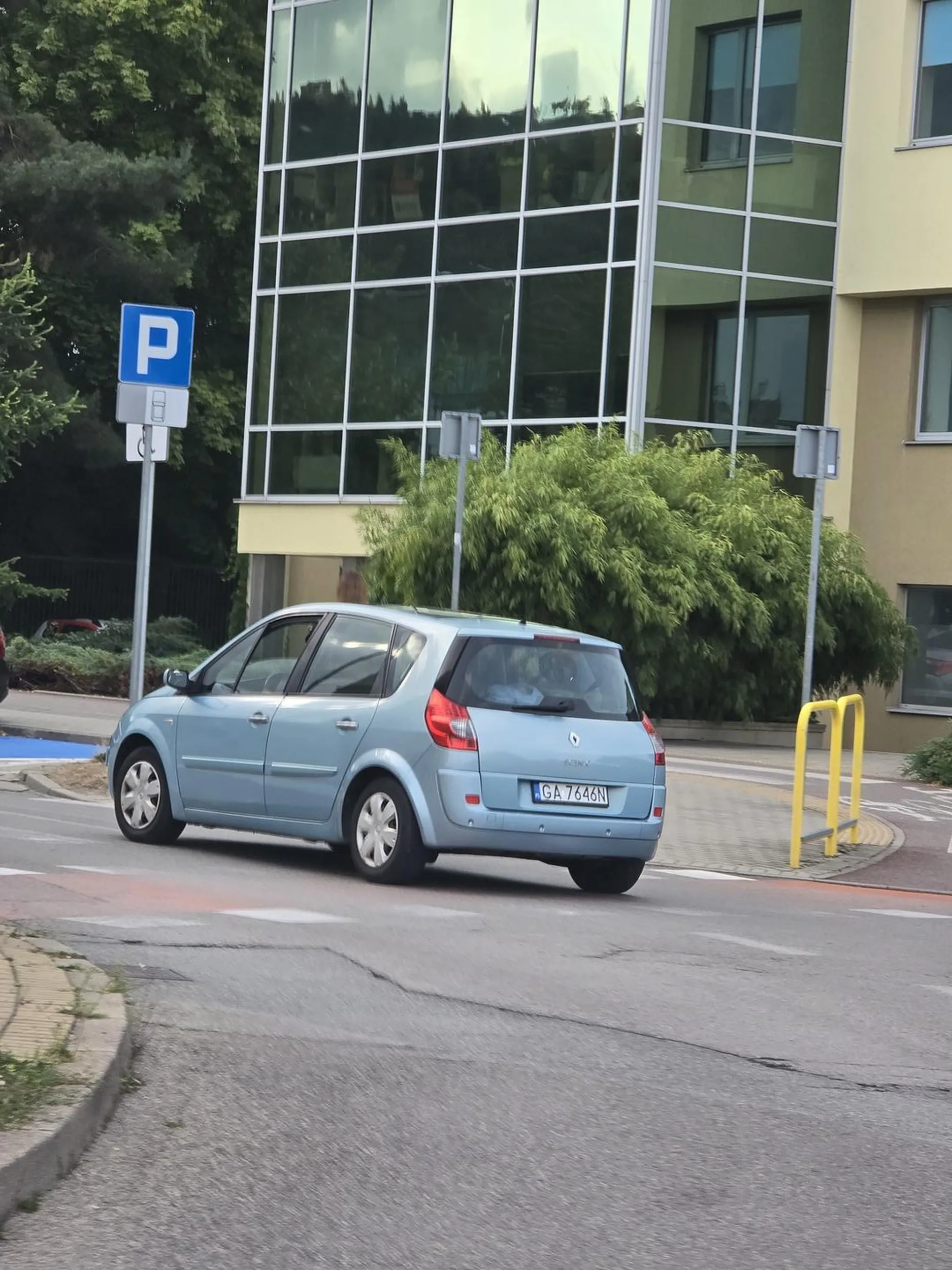 Chłop ewidentnie ma problem z hamulcami i zatrzymywaniem się przed pasami, w szczególności jak jest na nich już pieszy