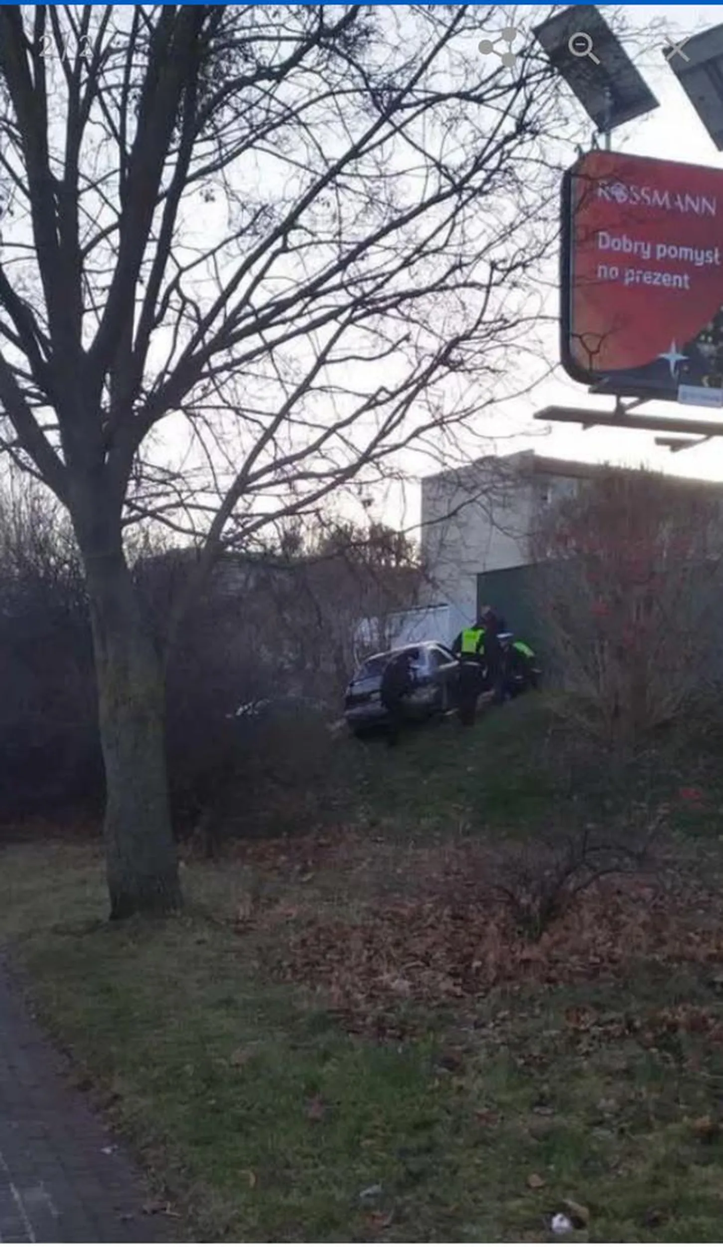 Nie zatrzymał się do kontroli i próbował się schować z paczkomatem