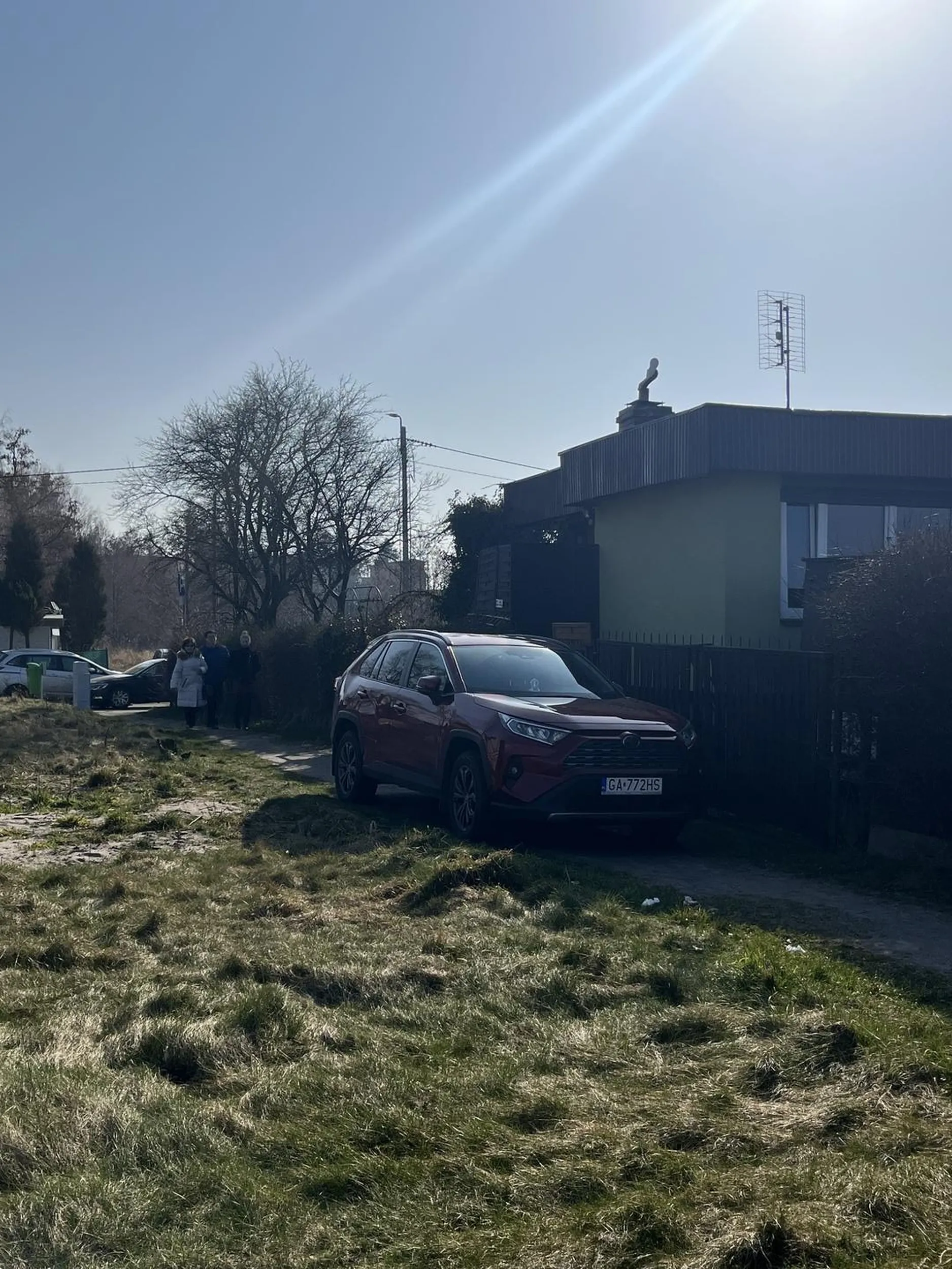 Jak tak można zaparkować blokując ścieżkę na plaże??? Kobieta z wózkiem musiała przeprowadzać przez nierówną działkę, jakim trzeba być ******…