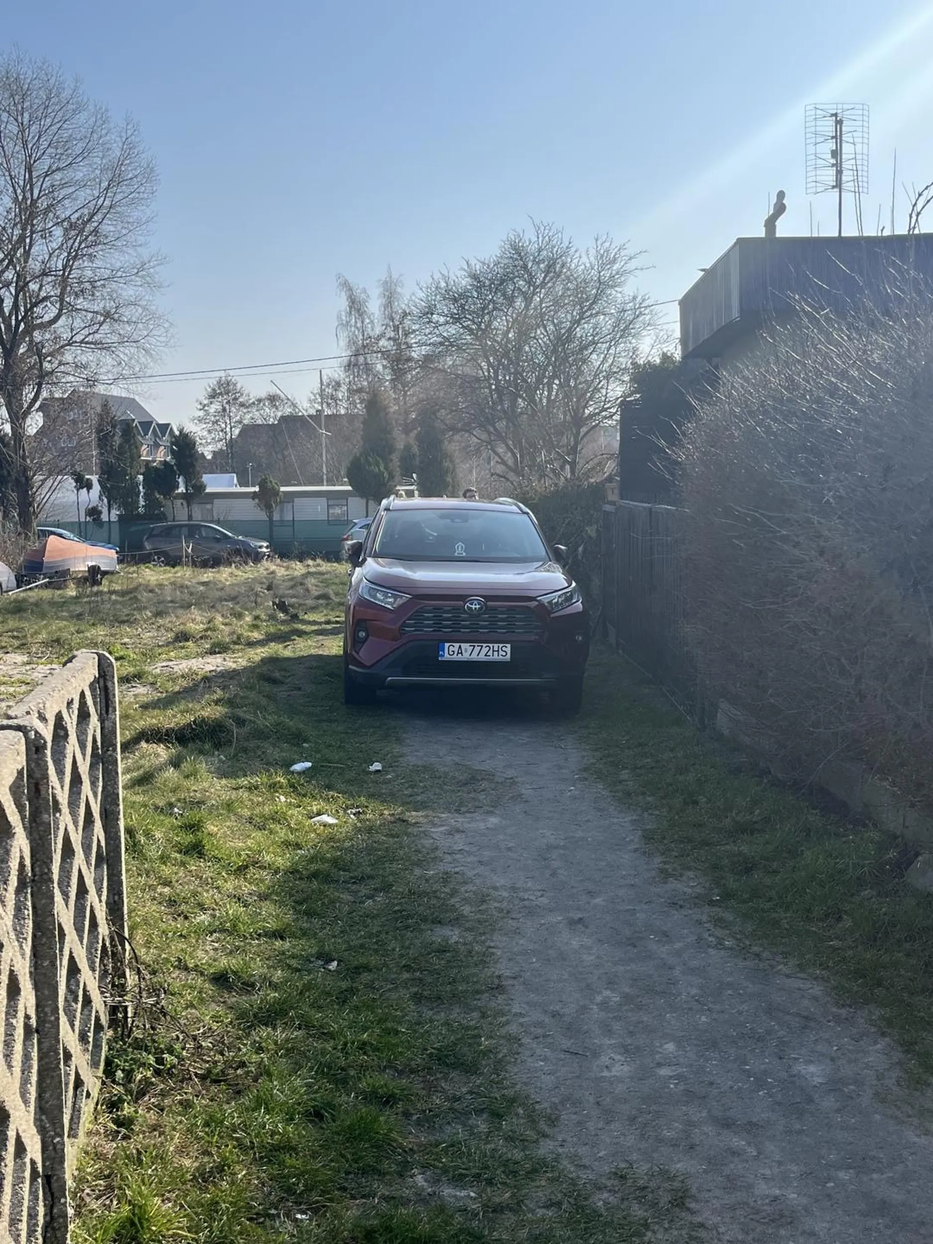 Jak tak można zaparkować blokując ścieżkę na plaże??? Kobieta z wózkiem musiała przeprowadzać przez nierówną działkę, jakim trzeba być ******…