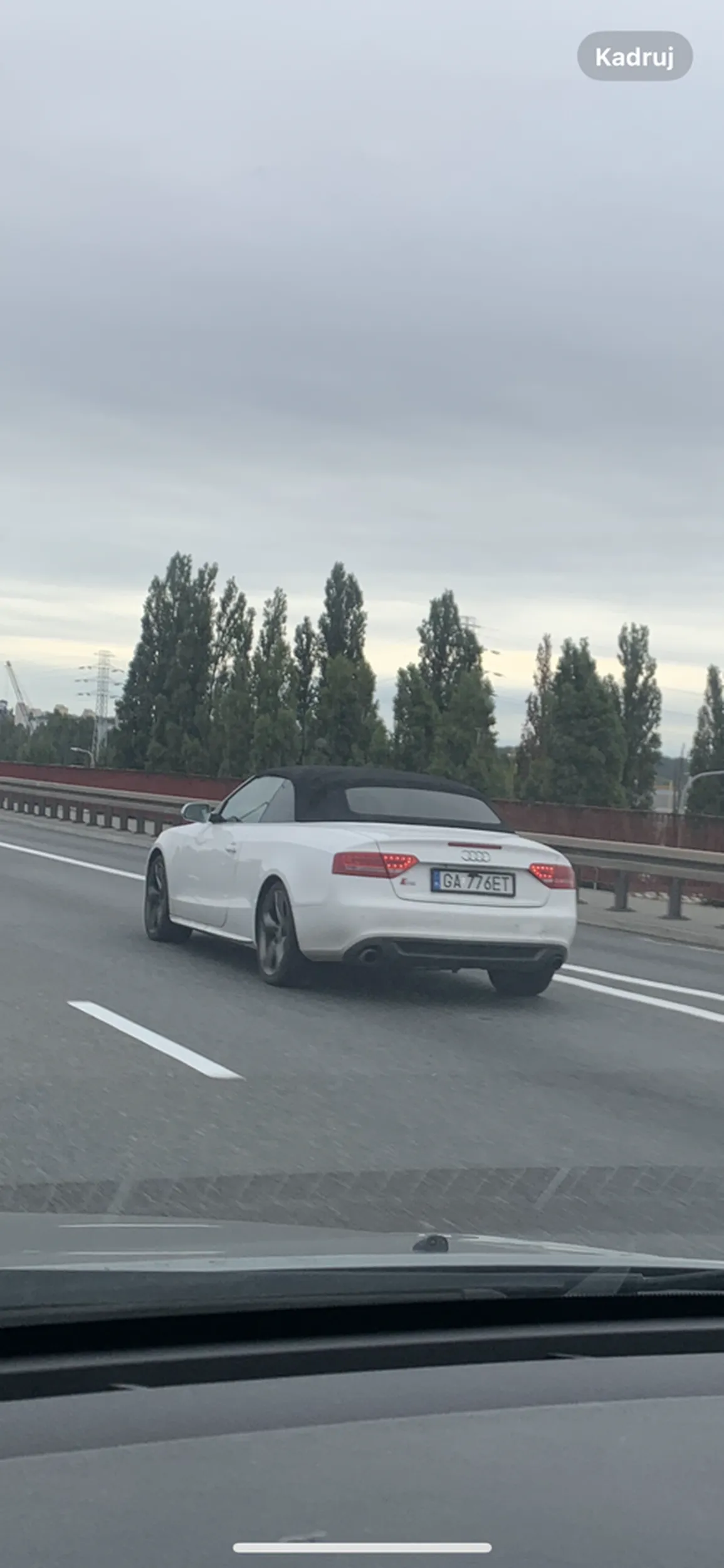 Totalny świrus, prawie spowodował wypadek bo chciał wyprzedzić jedno auto. Jak tak Cię gnębią w pracy, bo się chwilę spóźnisz to może wstań wcześniej albo zmień pracodawcę..