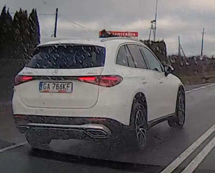 Kierowca jeździ jak nienormalny i powinno zostać zabrane mu prawo jazdy. Film z nagrania został wysłany do KP, ponieważ taka jazda zagraża życiu innych. Wyprzedza na przejściu dla pieszych i na skrzyżowaniu nie używając nawet kierunkowskazów. Z naprzeciwka samochód musiał gwałtownie hamować żeby taki c..... się zmieścił kończąc swoje wybryki. Kierowco....czekaj na prezent.