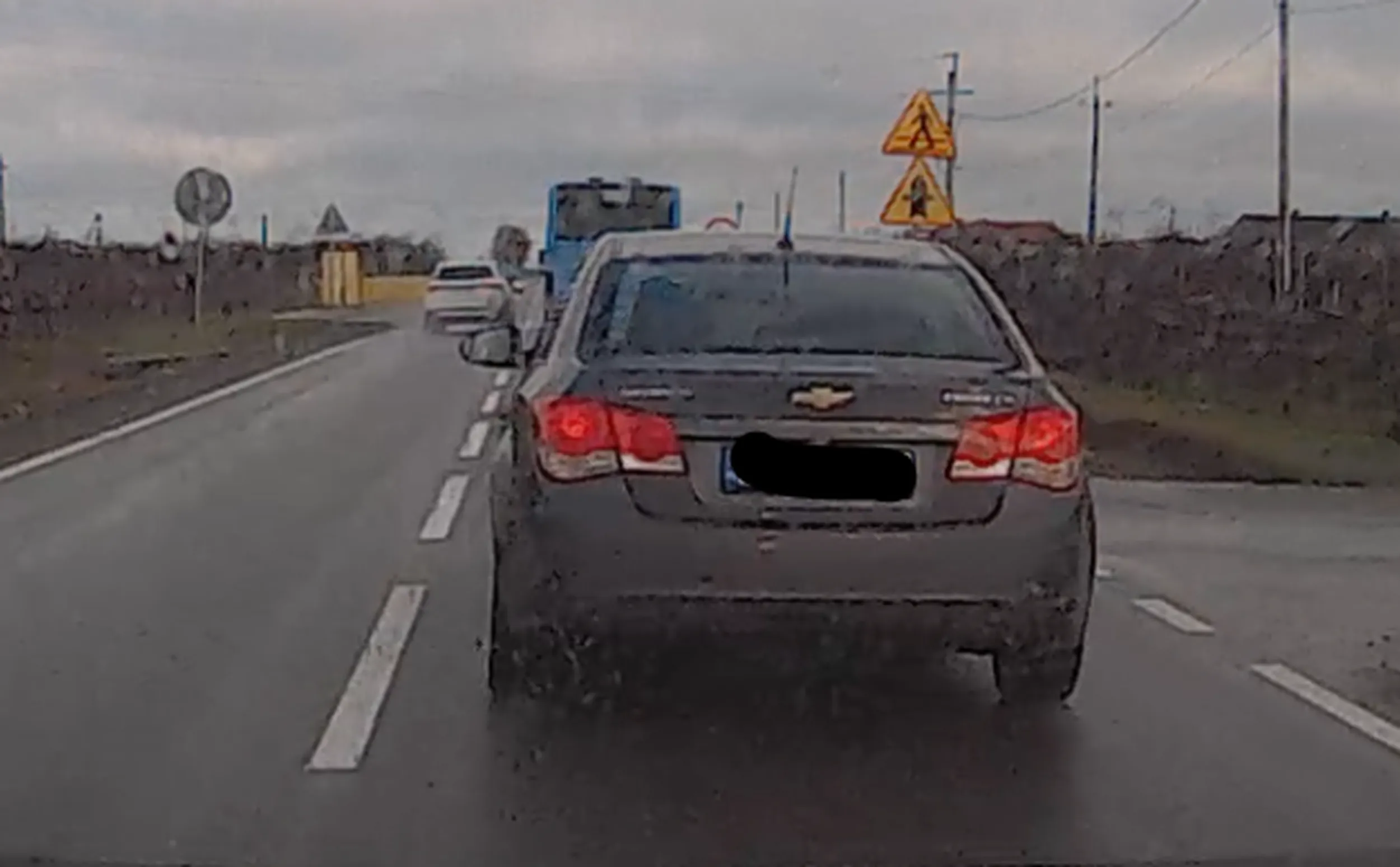 Kierowca jeździ jak nienormalny i powinno zostać zabrane mu prawo jazdy. Film z nagrania został wysłany do KP, ponieważ taka jazda zagraża życiu innych. Wyprzedza na przejściu dla pieszych i na skrzyżowaniu nie używając nawet kierunkowskazów. Z naprzeciwka samochód musiał gwałtownie hamować żeby taki c..... się zmieścił kończąc swoje wybryki. Kierowco....czekaj na prezent.