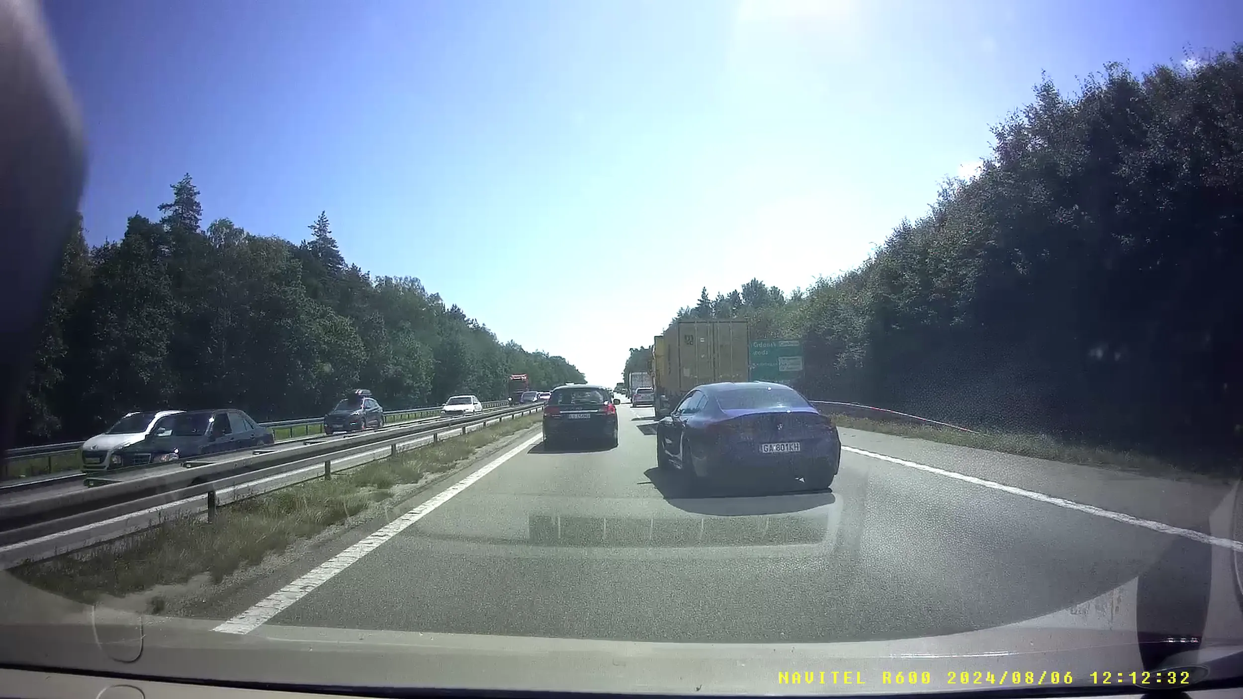 Zajechanie drogi na trasie ekspresowej, niezachowanie bezpiecznej odległości od poprzedzającego pojazdu