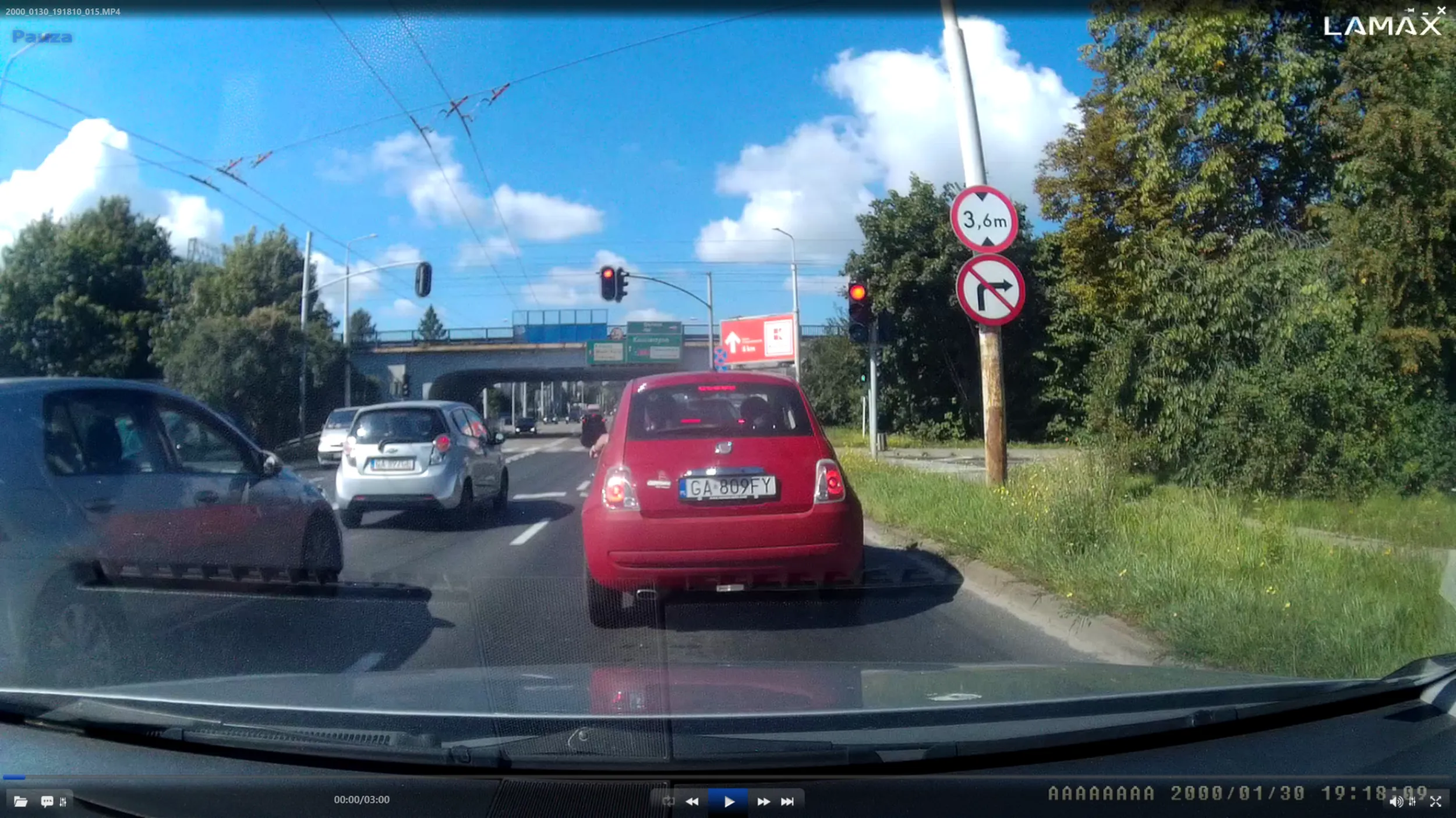 Stary dziad co wyrzuca smieci i pety przez okno na droge. Poszedl filmik juz na policje, milego placenia