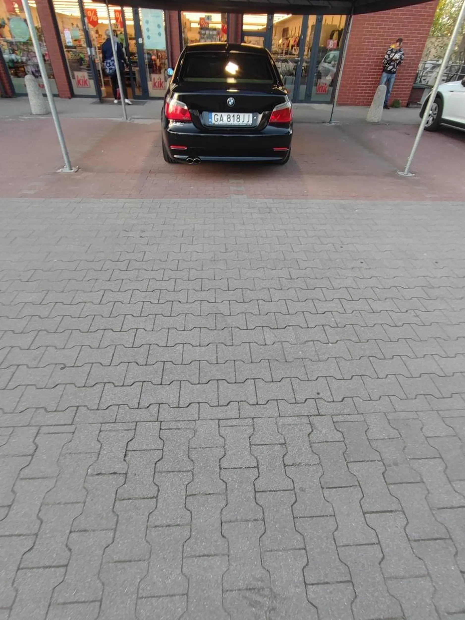 Marka zobowiazuje, dwa miejsc dla buraka z bemwu. Dostal ladny znaczek zamiast Brak Muskać Wora