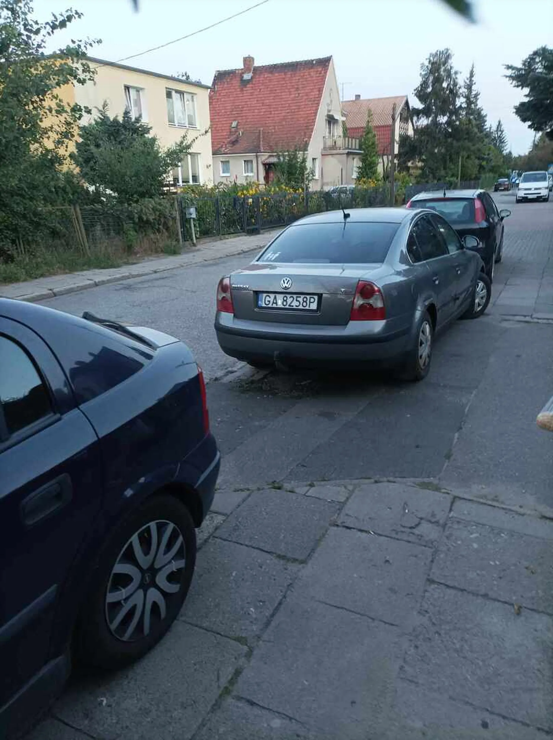 Człowiek ewidentnie zaparkował w miejscu do tego niedozwolonym blokując jednocześnie wyjazd biednego mieszkańca spokojnego osiedla w Gdańsku