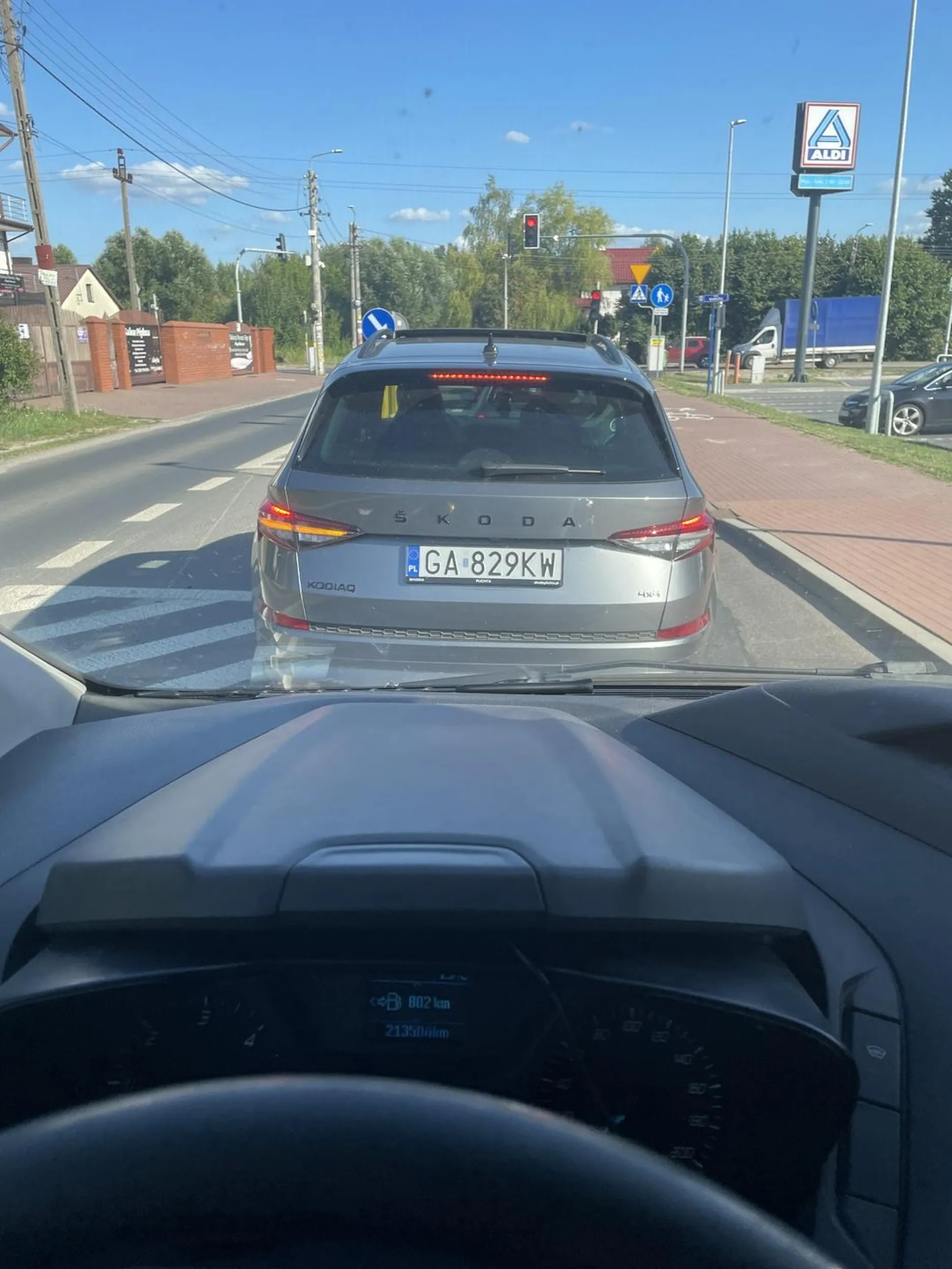 Bardzo agresywny w korku jeździ slalomem i zatrzymuje się żeby rzucać się na innych kierowców