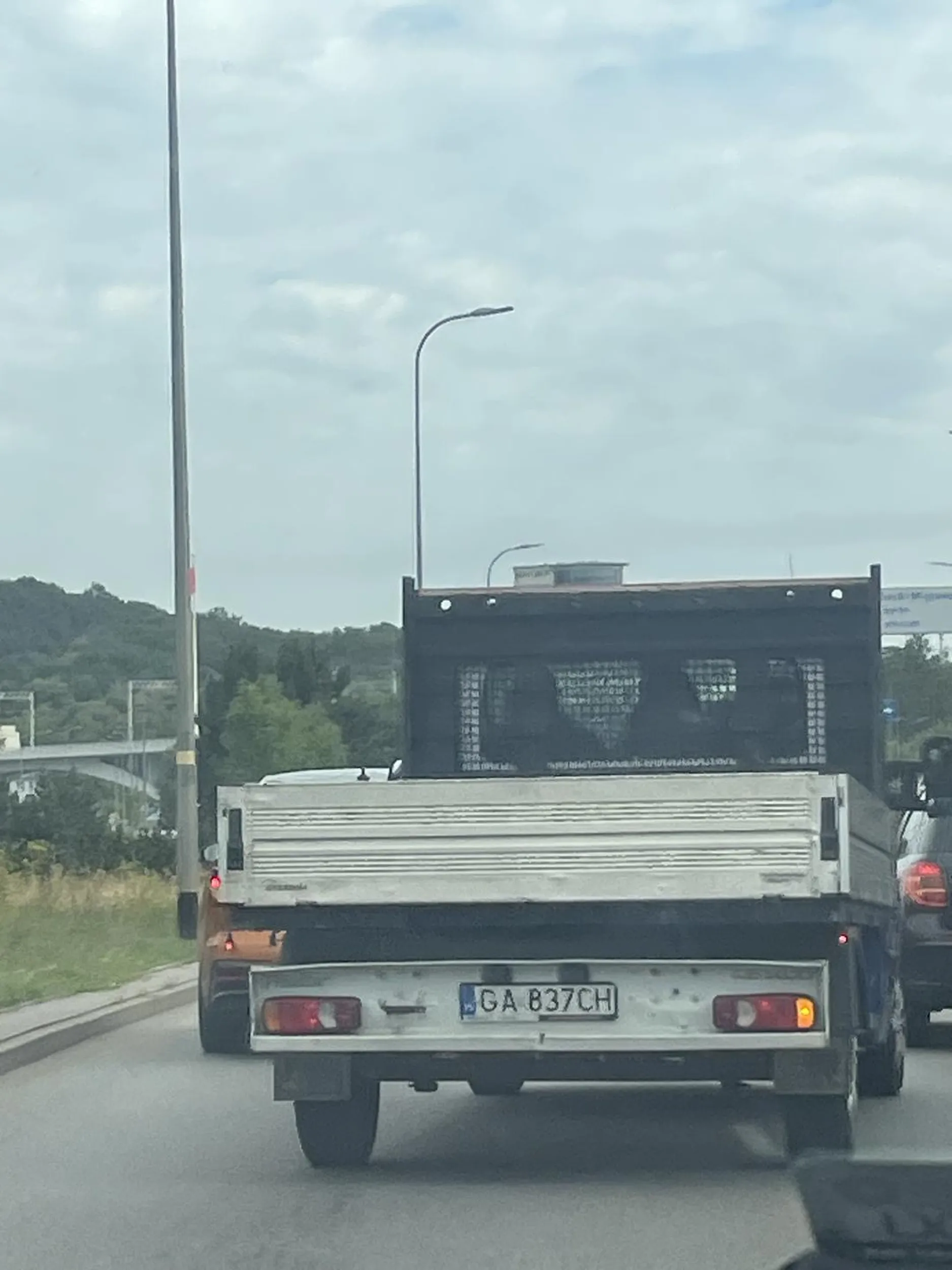 Spoceniec za kierownicą, trzyma metr odstępu, po czym wyprzedza i wbija się w naturalny odstęp między samochodami. Dodatkowo jeździ starym brzydkim dostawczakiem