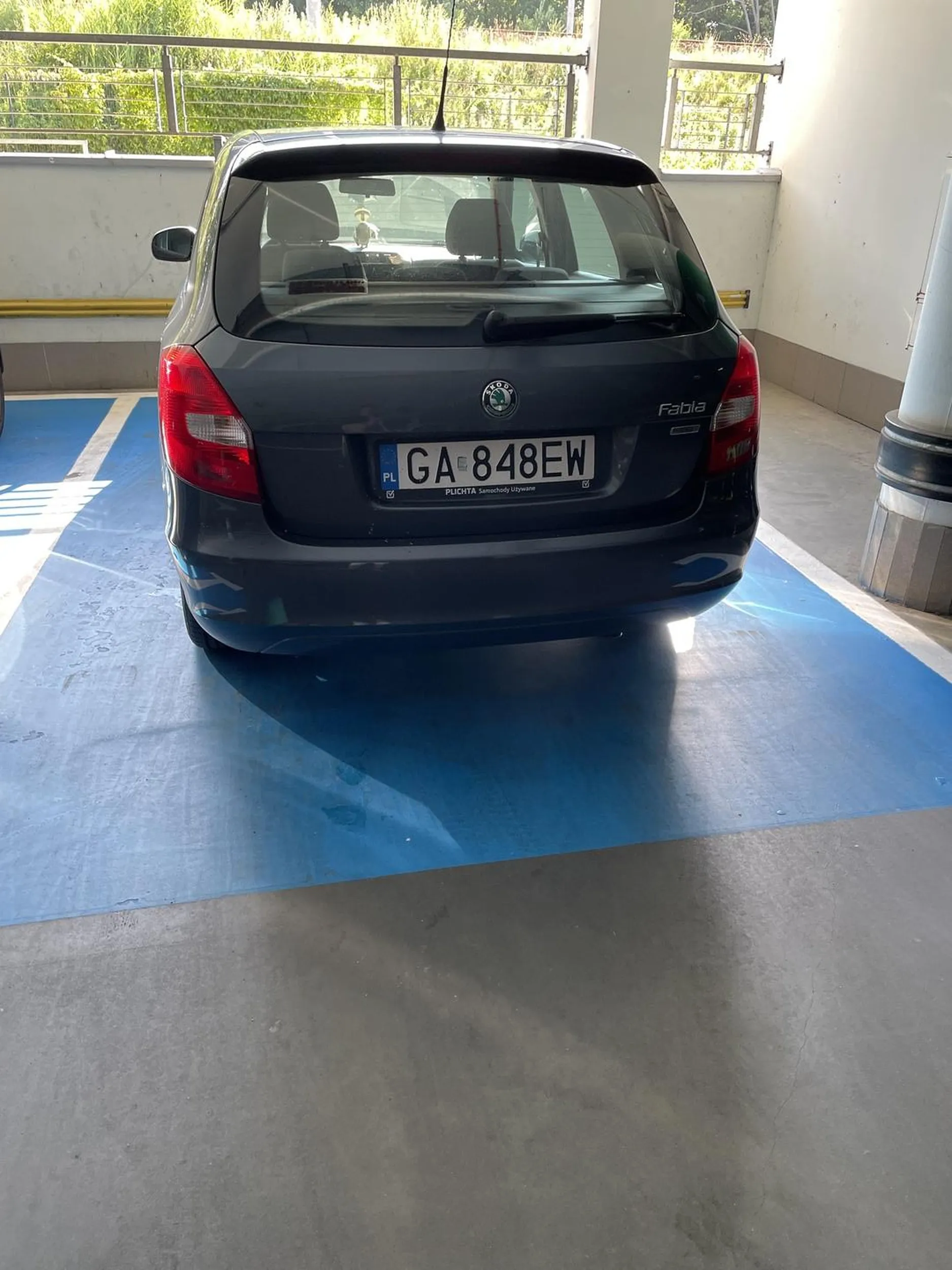 Niska agresywna babka ktora staje na miejscu przeznaczonym dla rodzin z dziecmi i ma z tego ubaw.