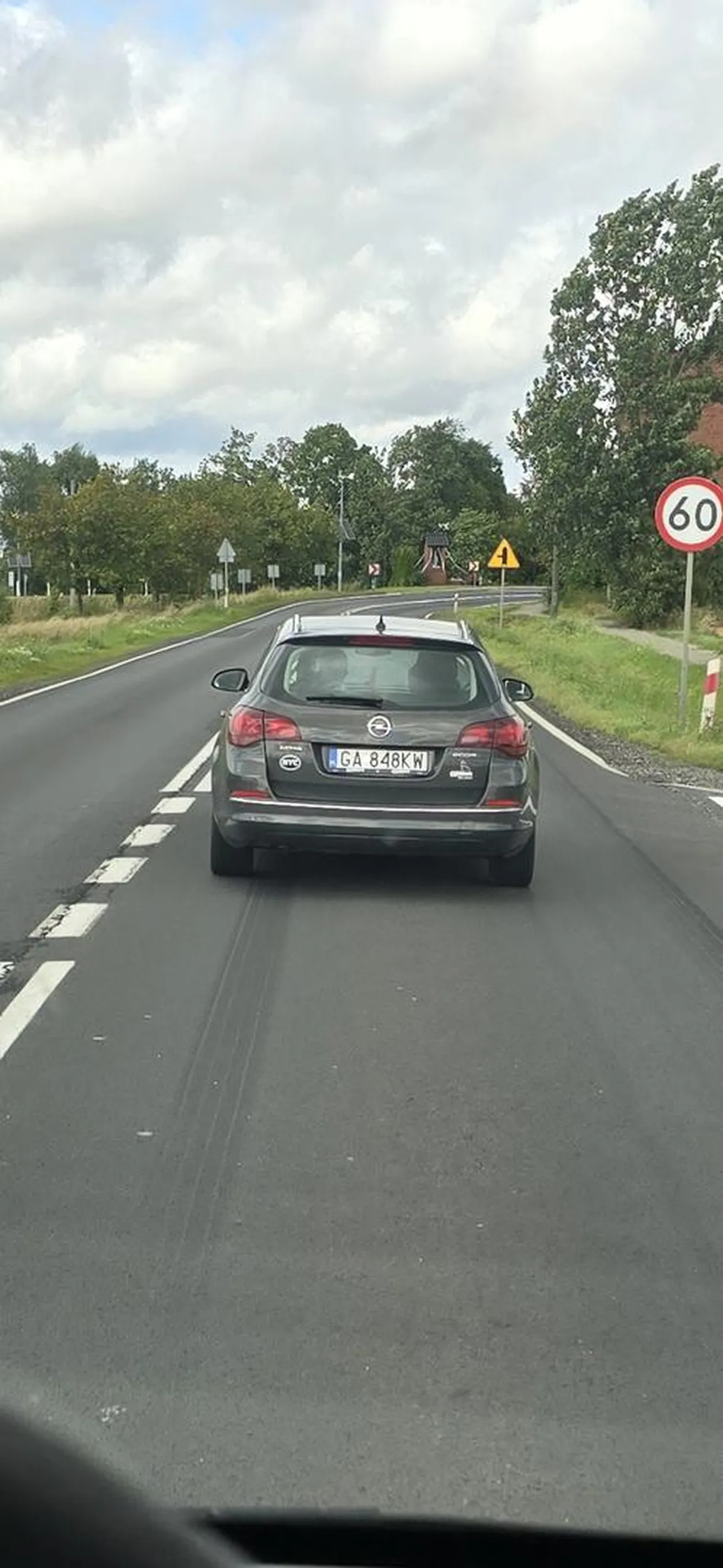 Wymusza pierwszeństwo po czym jedzie 50kmh na 90, później w ostatniej chwili włącza kierunek i skręca w ślimaczym tempie na cmentarz. Nie polecam kierowcy!!!