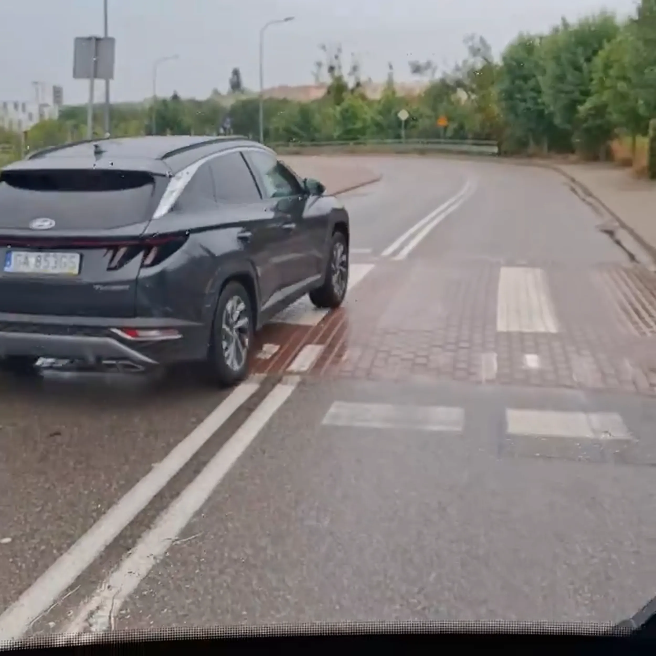 Wymija autobus przez podwójną ciągłą, przy przejściu dla pieszych!