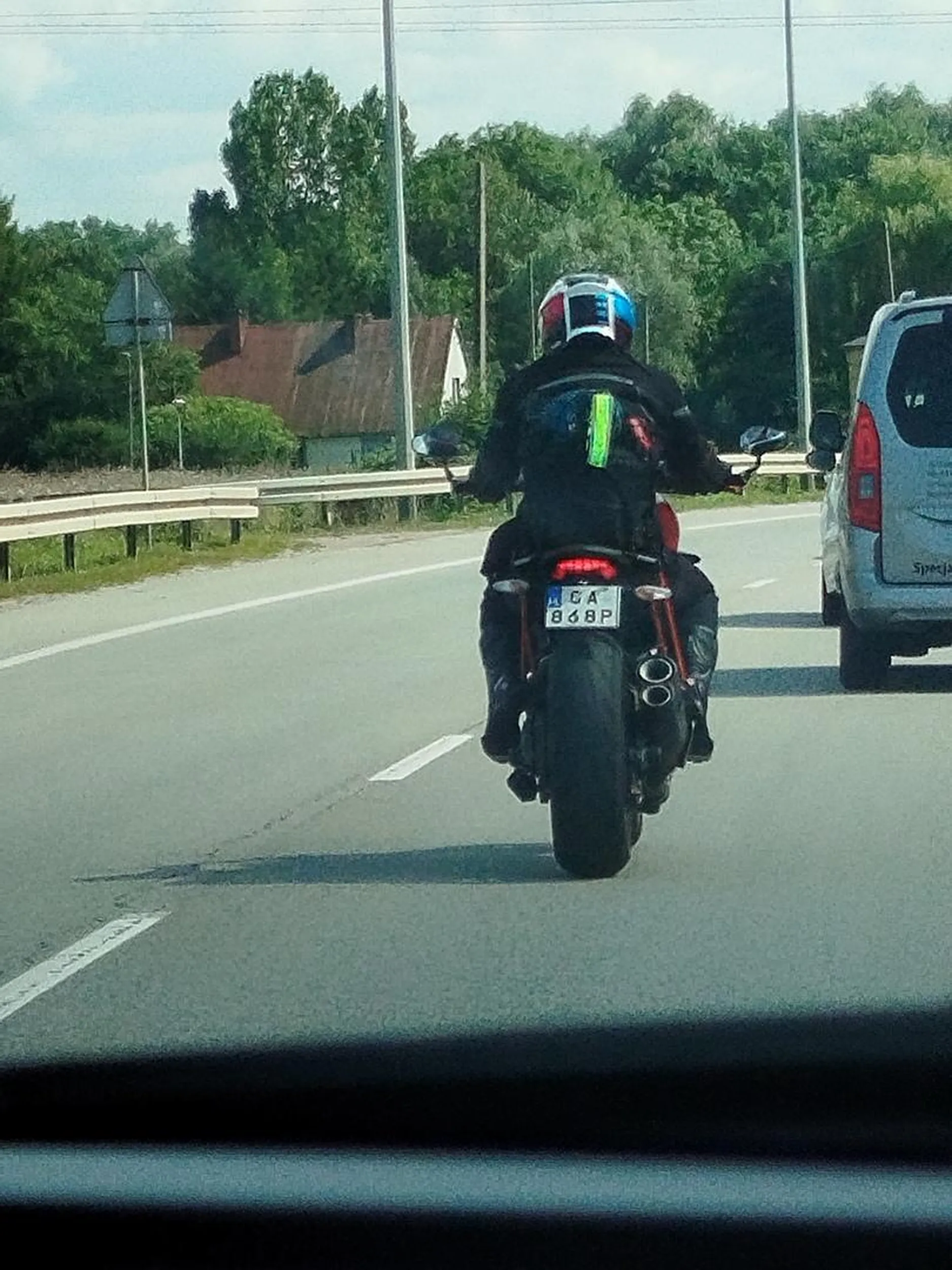 Motocyklista nie zna się na ruchu drogowym i przepisach jechał o wiele za wolno, po czym jeździł slalomem i specjalnie hamował w nagłych momentach bez potrzeby próbując wymusić stłuczkę