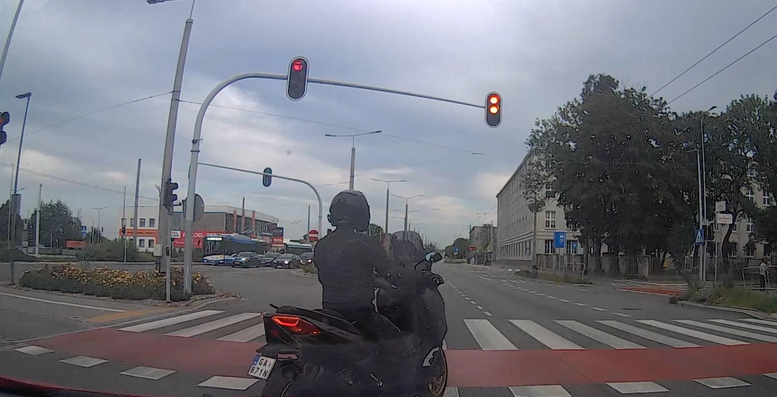 Kierowca tej motorynki-pierdzidełka ma chyba niespełnioną potrzebę bycia Herleowcem (może Harley za drogi jak na jego zarobki). Nie spodobało mu się to, że ruszałem z pierwszej pozycji na światłach i w odwecie zajmował całą Morską w Gdyni i umyślnie nie dawał się wyprzedzić (w kooperacji z drugim znajomym na motorynce, bo zgrywali swoje działania). A gdy w końcu przepuścili jedno auto dostawcze, zajechał mi drogę bez kierunkowskazu, powodując zagrożenie, bo musiałem dawać po hamulcach. Znajoma jest psychologiem transportu. Powiedziała, po obejrzeniu nagrania, że z chęcią zaprasza Pana na wizytę (serię wizyt).
