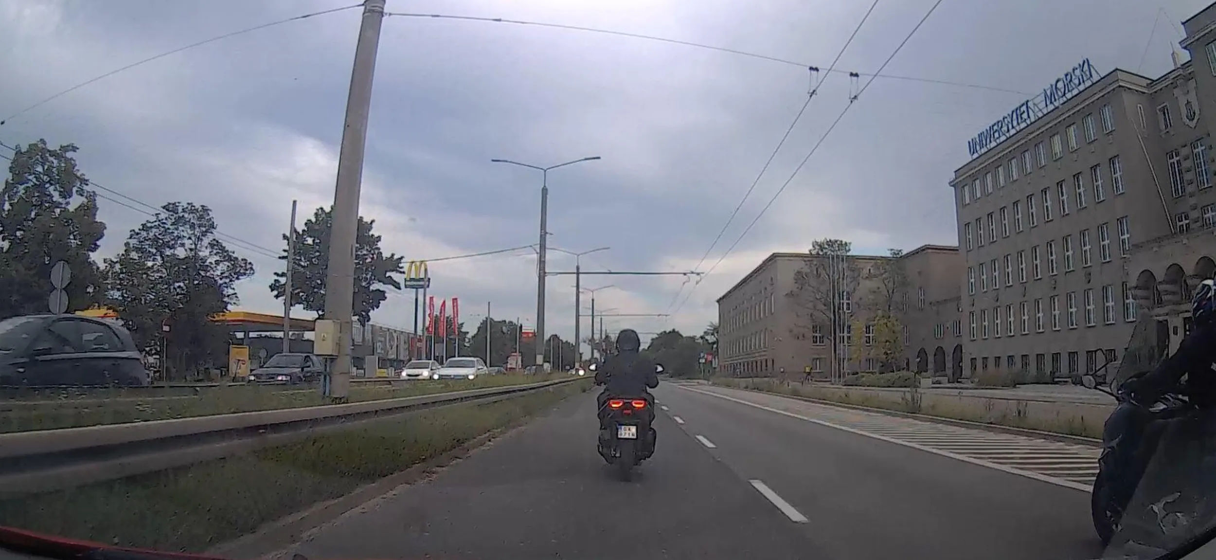 Kierowca tej motorynki-pierdzidełka ma chyba niespełnioną potrzebę bycia Herleowcem (może Harley za drogi jak na jego zarobki). Nie spodobało mu się to, że ruszałem z pierwszej pozycji na światłach i w odwecie zajmował całą Morską w Gdyni i umyślnie nie dawał się wyprzedzić (w kooperacji z drugim znajomym na motorynce, bo zgrywali swoje działania). A gdy w końcu przepuścili jedno auto dostawcze, zajechał mi drogę bez kierunkowskazu, powodując zagrożenie, bo musiałem dawać po hamulcach. Znajoma jest psychologiem transportu. Powiedziała, po obejrzeniu nagrania, że z chęcią zaprasza Pana na wizytę (serię wizyt).