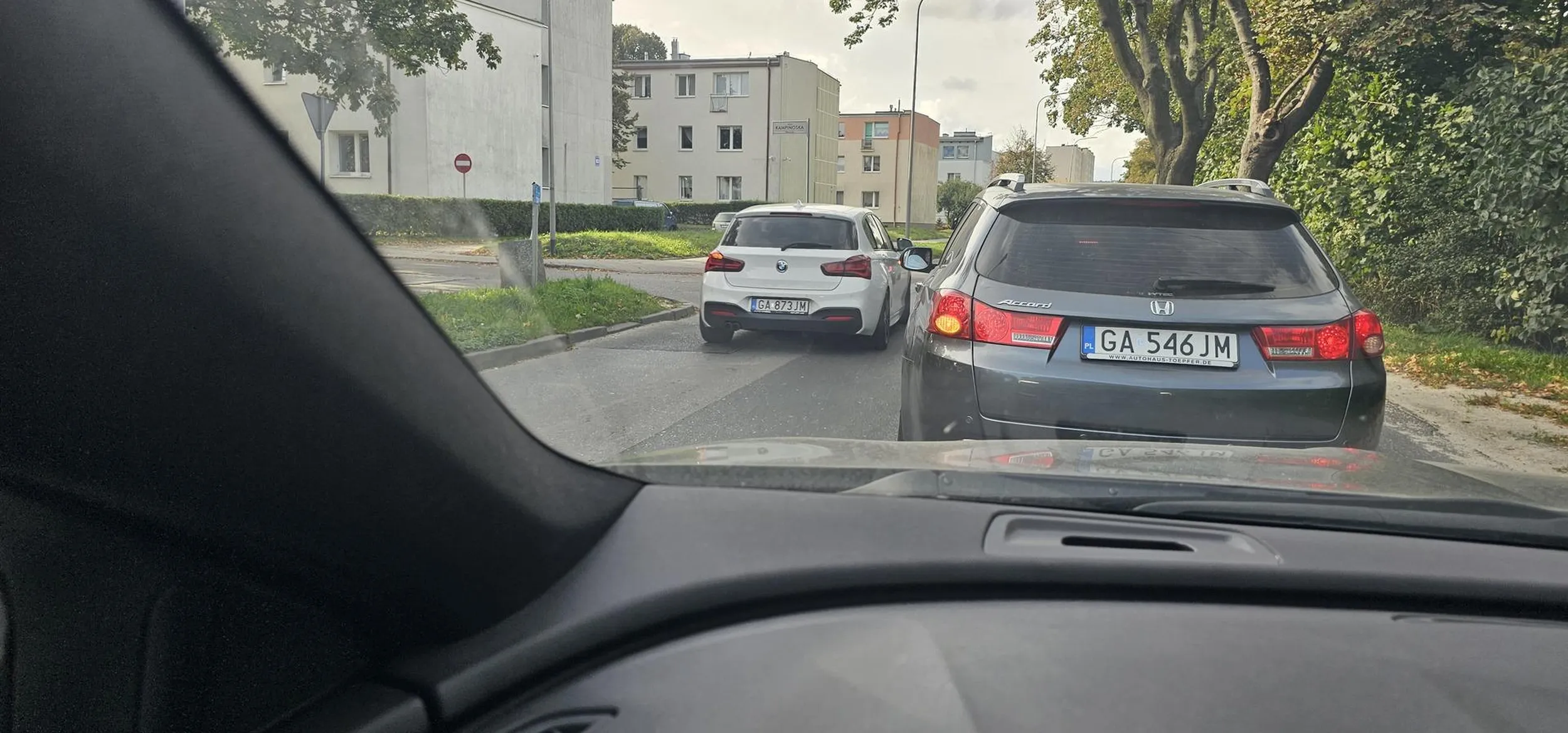 baba niezna przepisów. skrecam w prawo na skrzyżowaniu a ta stanęła na jego środku skręcając w lewo, i wielce zdziwiona ze ja jadę. chyba ktoś po coś przepisy wymyślił. kobieta zapewne pracowniczka portu wojennego w gdyni. nie pozdrawiam