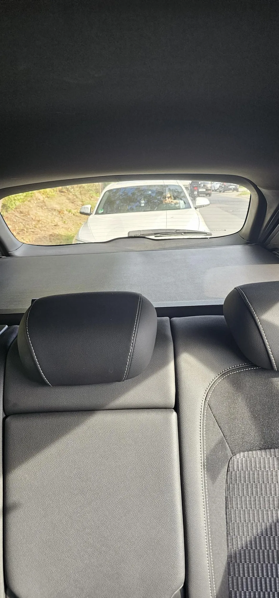 baba niezna przepisów. skrecam w prawo na skrzyżowaniu a ta stanęła na jego środku skręcając w lewo, i wielce zdziwiona ze ja jadę. chyba ktoś po coś przepisy wymyślił. kobieta zapewne pracowniczka portu wojennego w gdyni. nie pozdrawiam