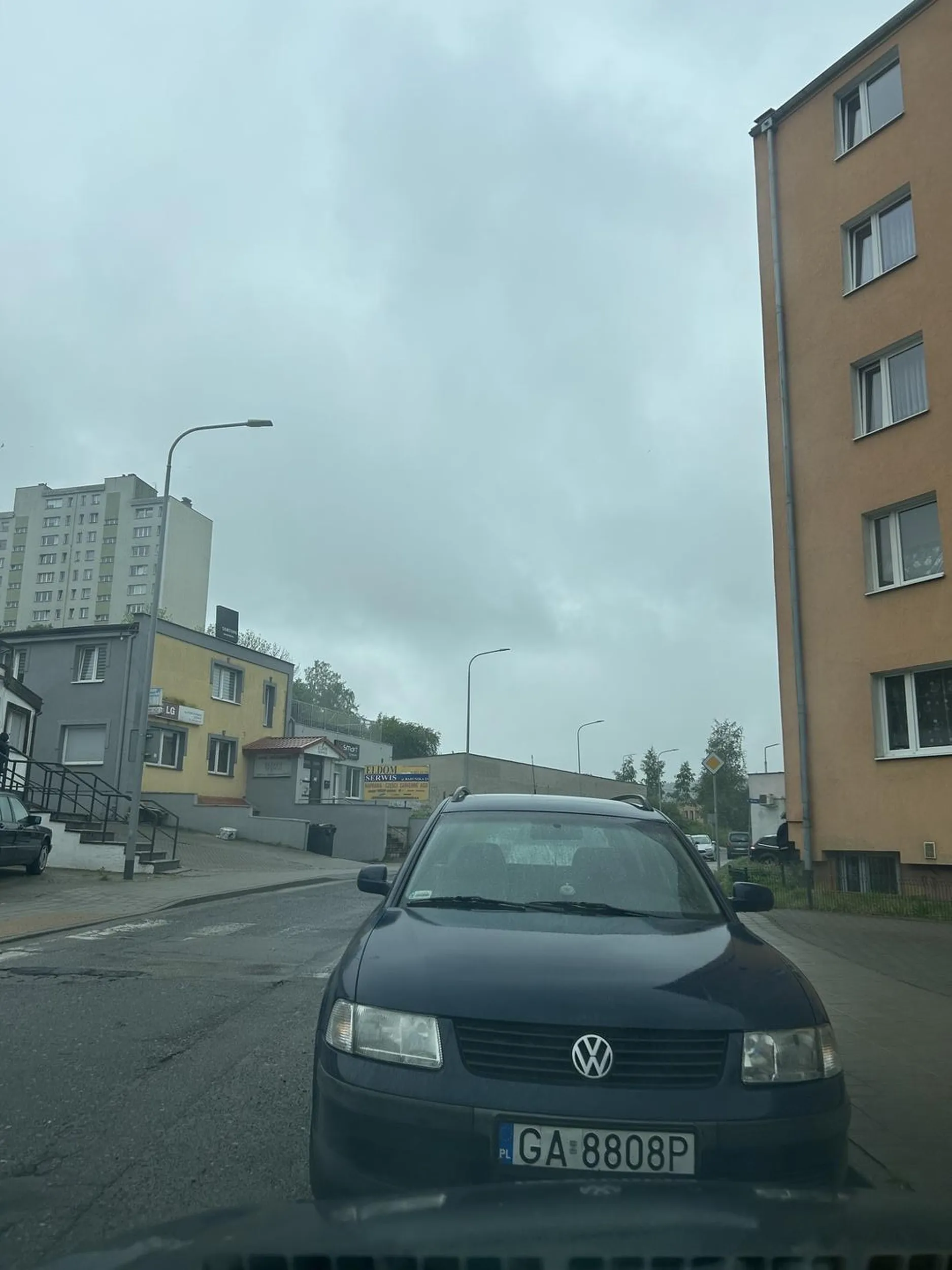 Parkuje metr za przejściem dla pieszych, a jak ktoś zaparuje na tym miejscu to dzwoni po straż miejską.