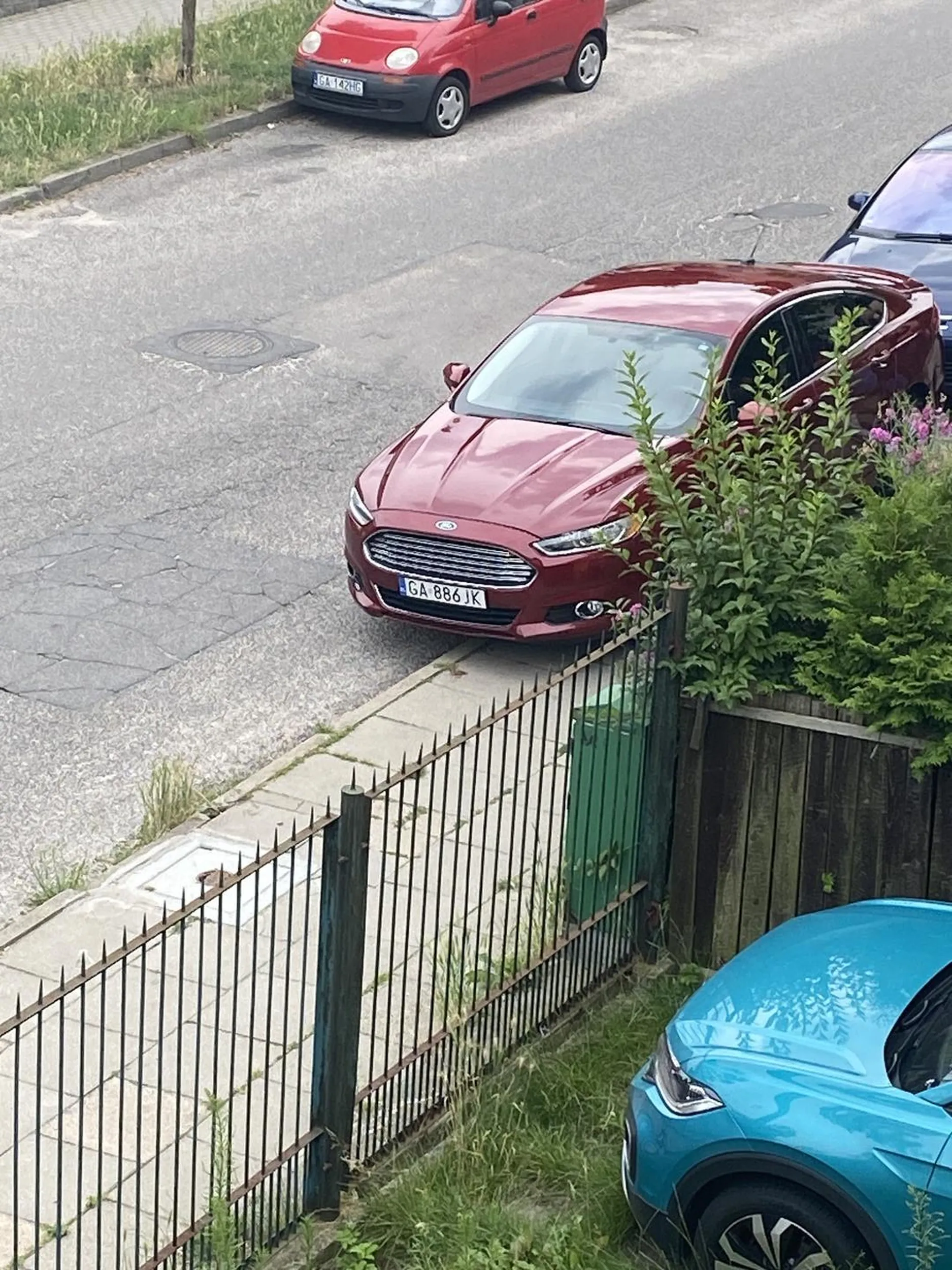 Gość ma uruchomione auto przez 10min