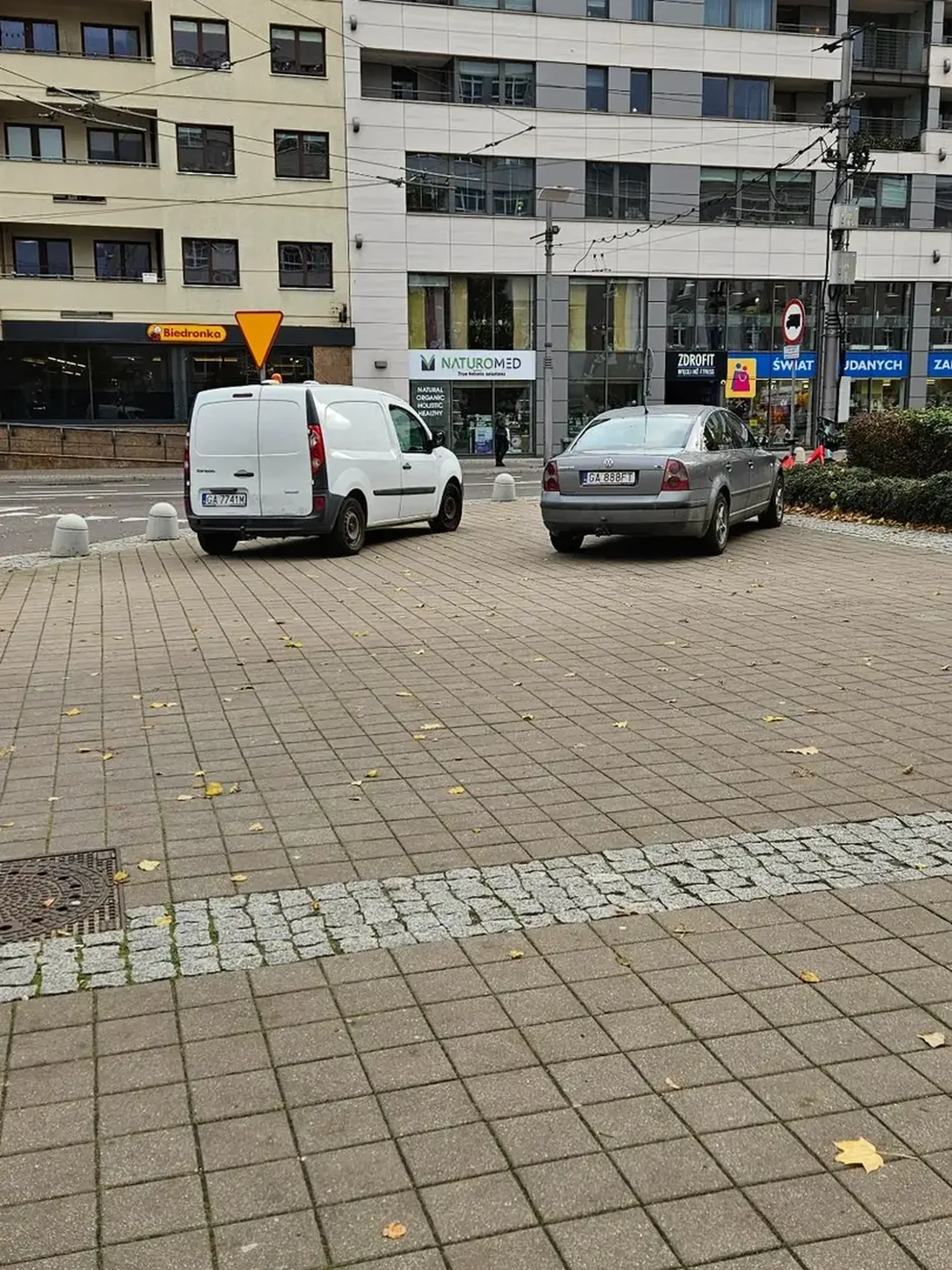 Parkowanie pod szpitalem w  Gdyni 2 buraki