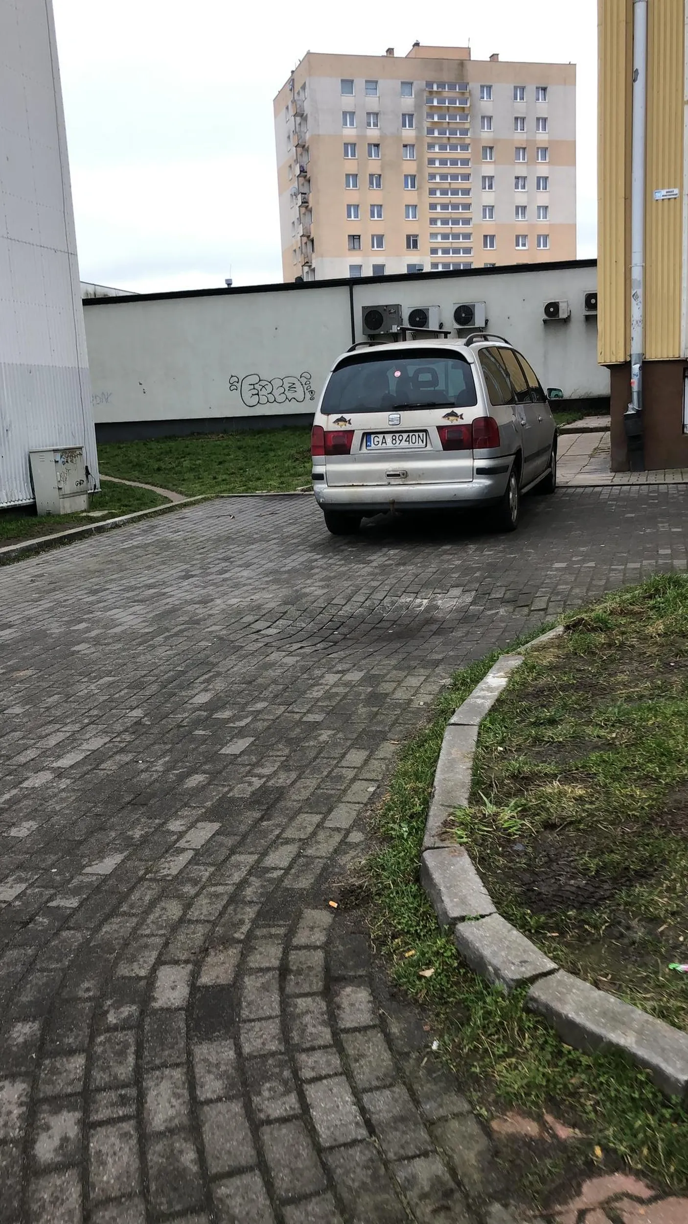 Burak nie umie parkować ! Blokuje cały dzień przejazd