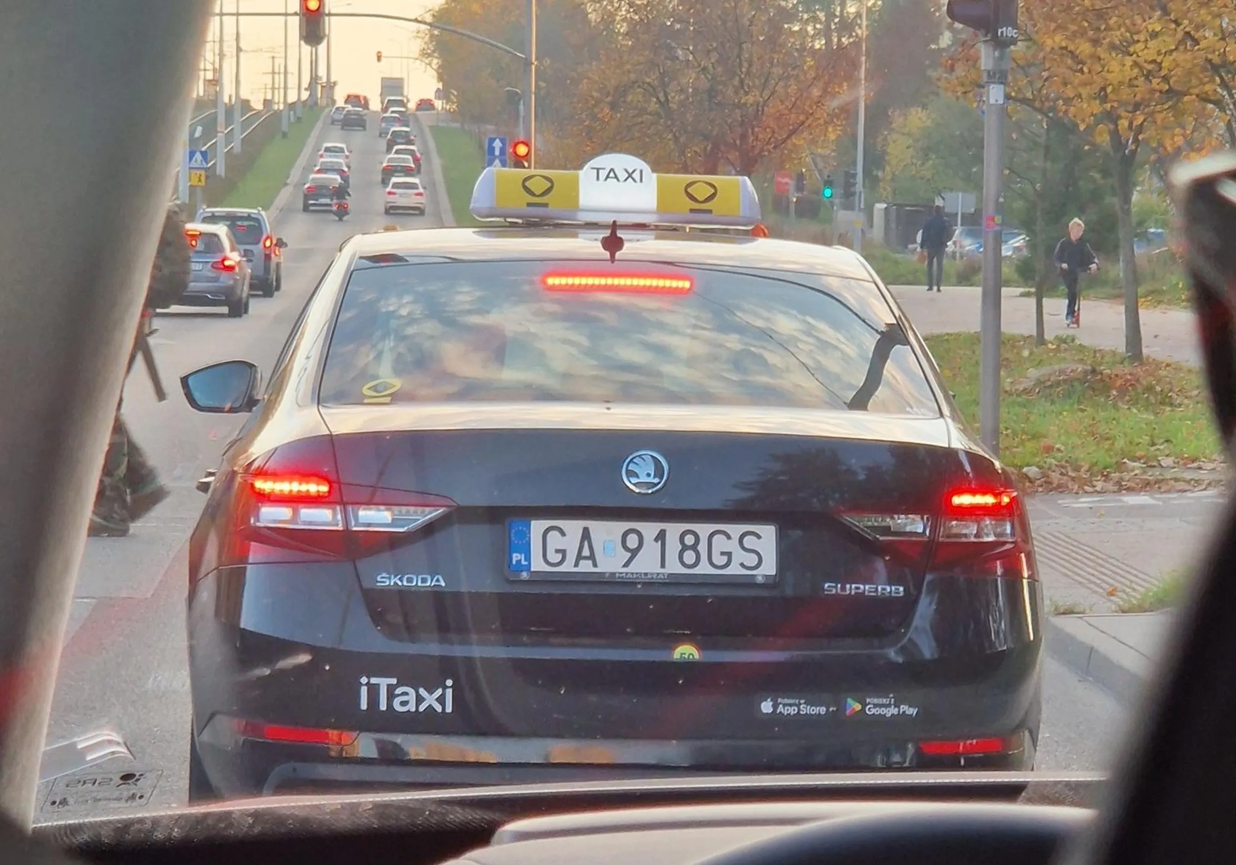 Cham na drodze. Wymusza pierwszeństwo, stwarza zagrożenie na drodze.