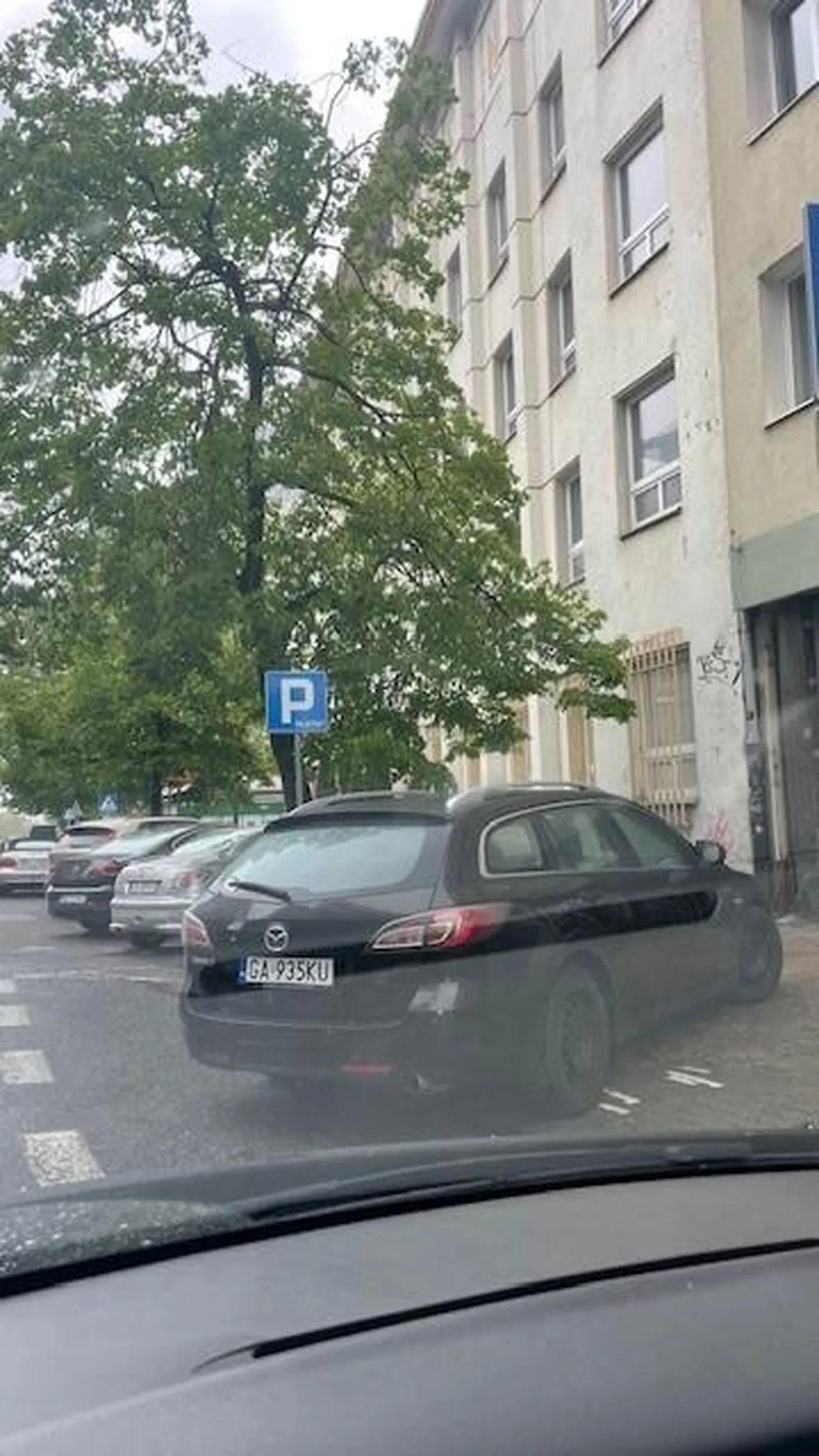 Parkuje w bramie i uniemożliwia mieszkańcom wjazd na posesję