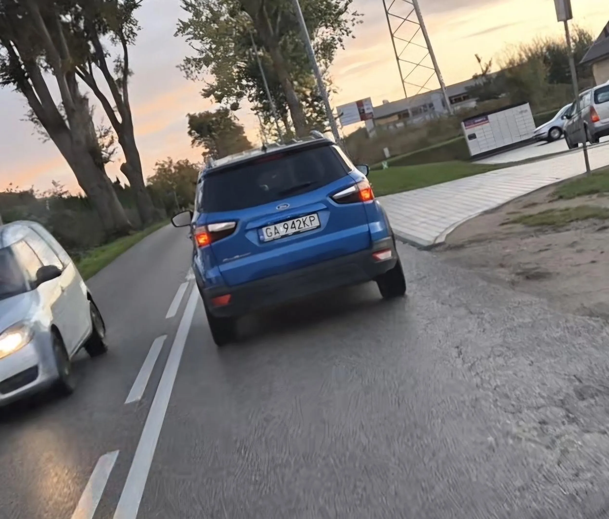 Uwaga! Kierowca w podeszłym wieku jest niebezpieczny na drodze. Wyhamowuje pojazdy na ograniczeniu do 40km/h. Bawi się wideorejestratorem podczas jazdy na przesciach dla pieszych w okolicy szkół. Bardzo nie odpowiedzialny kierowca!