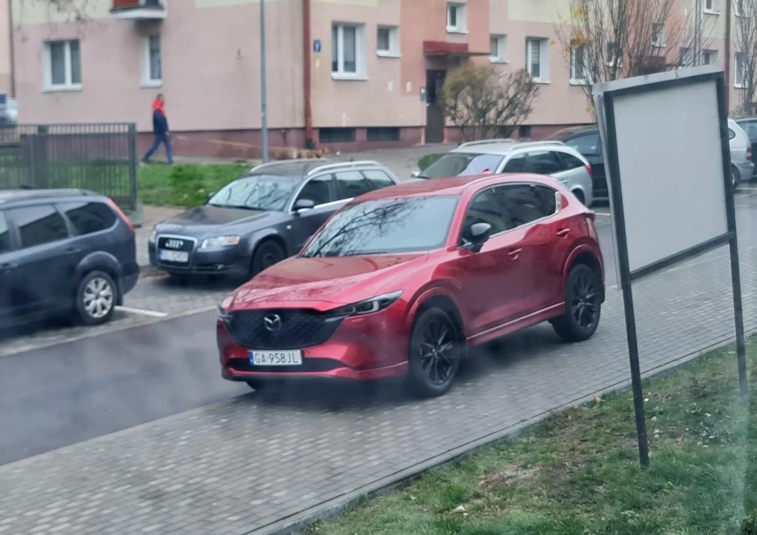 Zeykły cep bez mózgu, nic nie dociera do tego pustego łba. Poleci kilka zgłoszeń na policję, to może się nauczy.