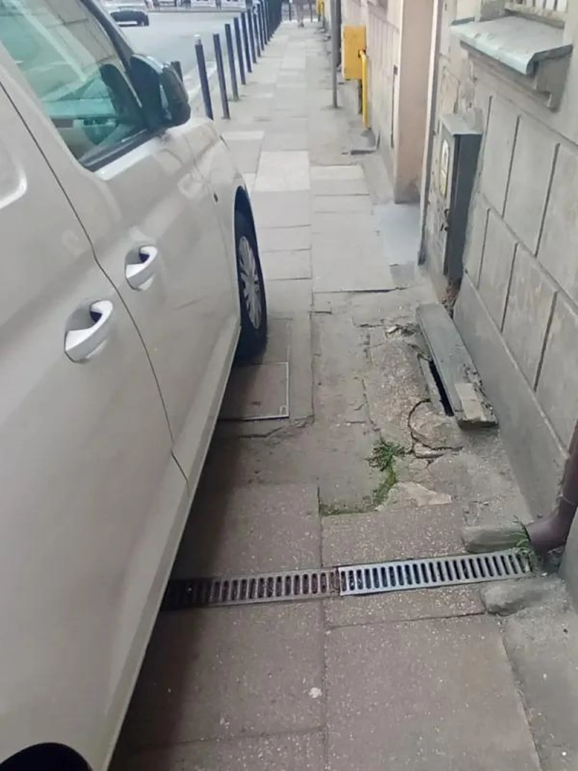 Blokowanie chodnika na zakazie zatrzymywania sie i postoju