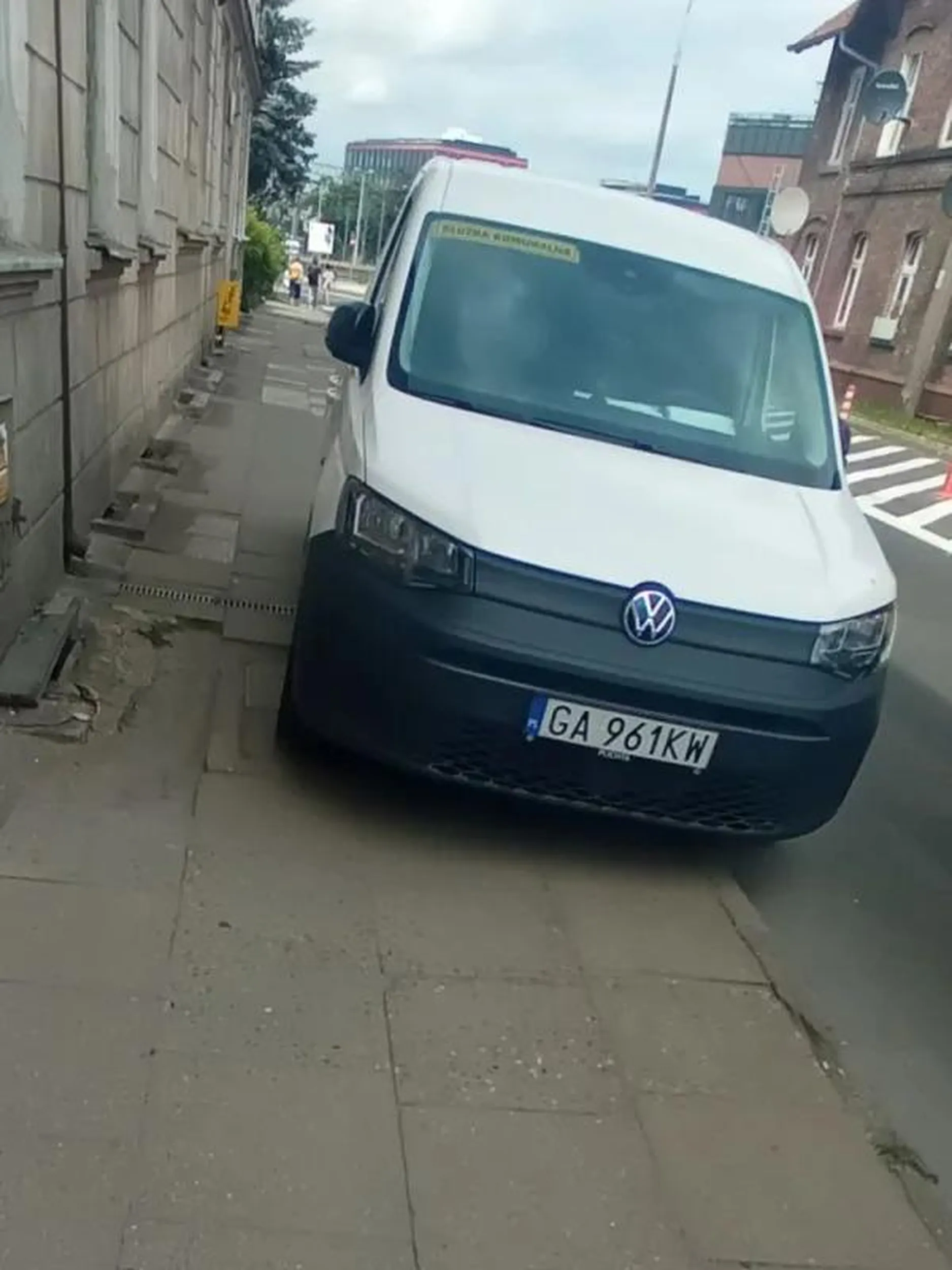 Blokowanie chodnika na zakazie zatrzymywania sie i postoju