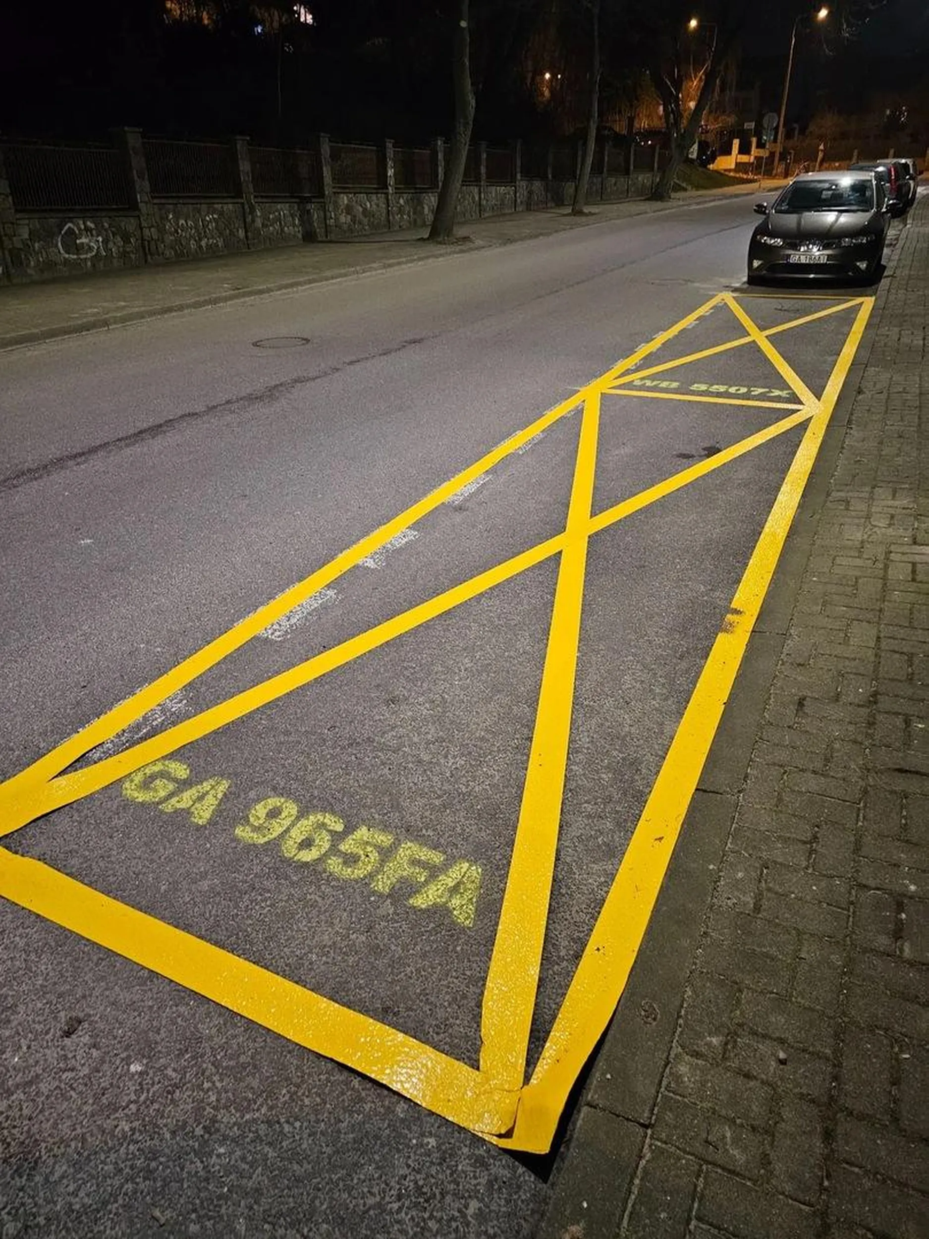 Jakiś cwaniak prywatyzujący przestrzeń publiczną (Gdynia, ul. Legionów)