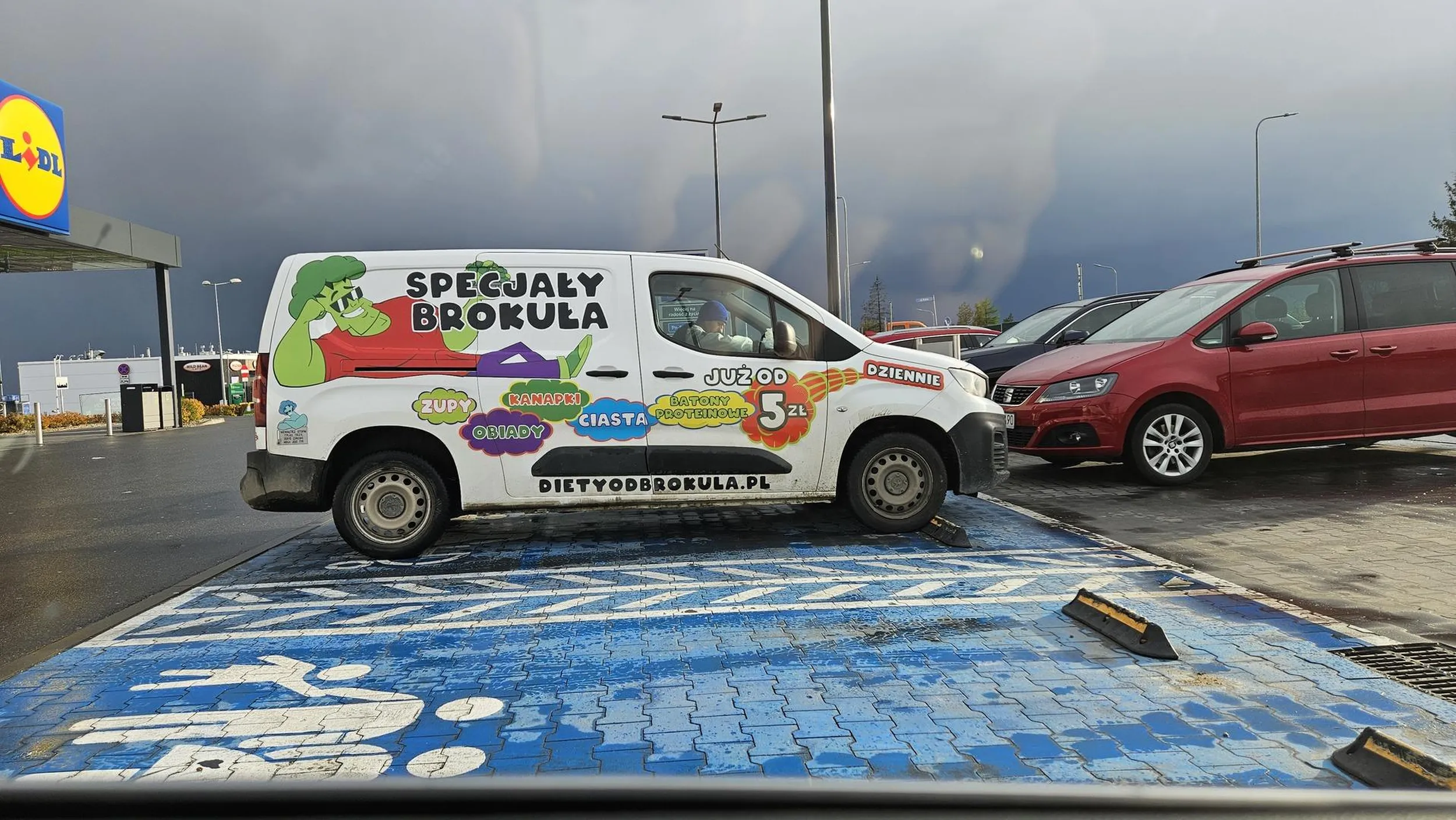 Jeżeli tak gotują jak parkują to dziękuję...