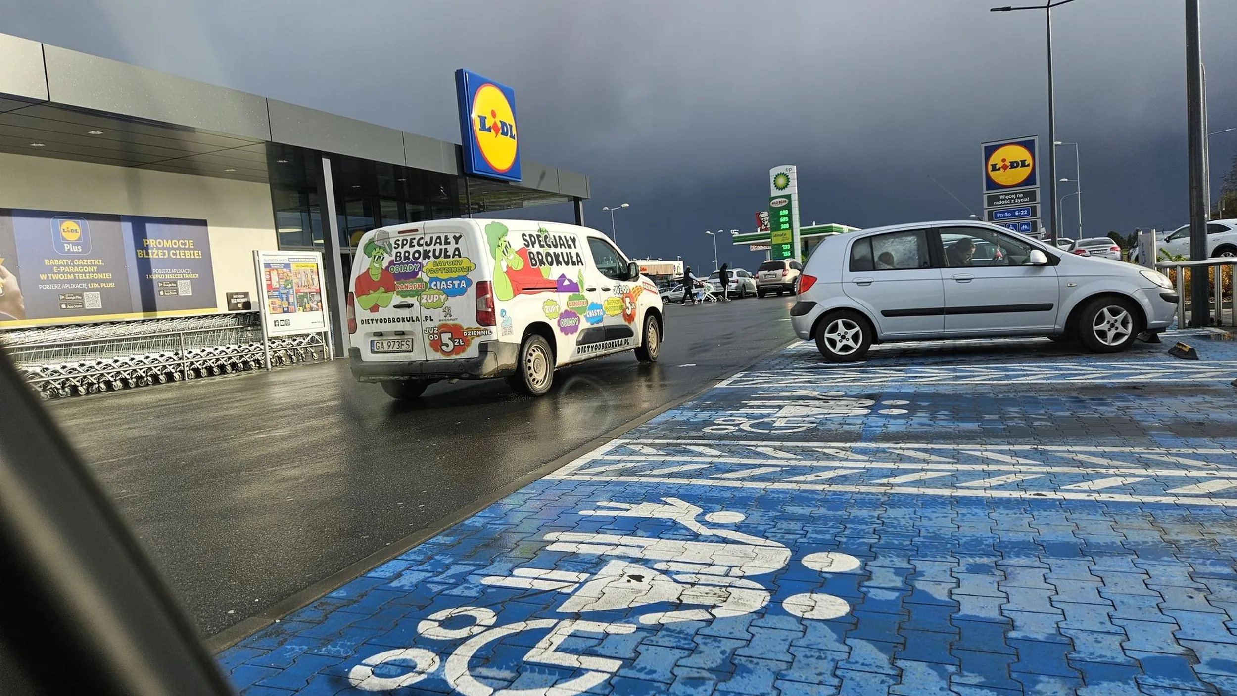 Jeżeli tak gotują jak parkują to dziękuję...