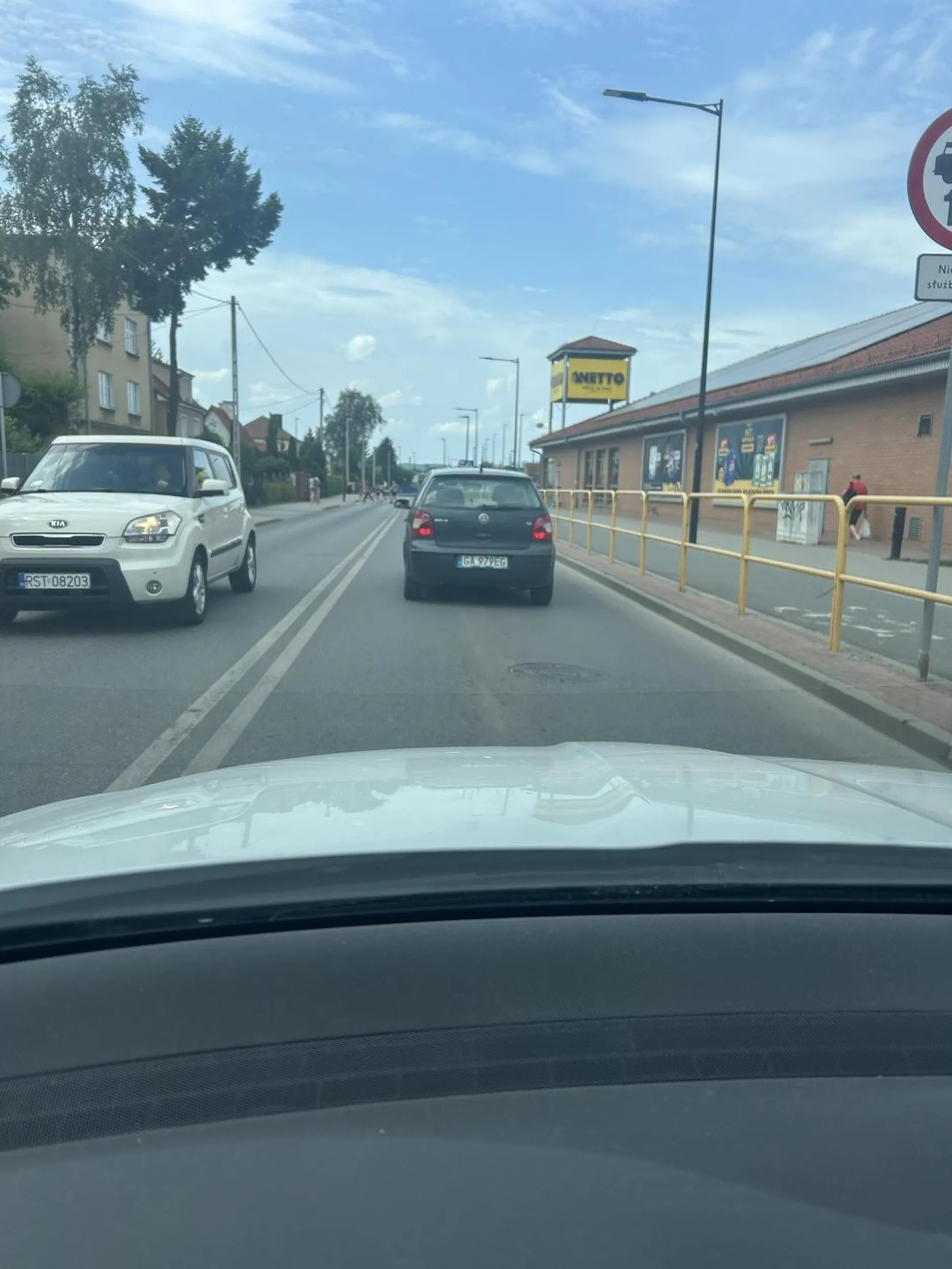 Człowiek który nie zna przepisów ani zachowania na rondzie wymusił pierwszeństwo , kiedy został użyty klakson z mojej strony chłop się strasznie zdenerwował wstrzymał ruch i wymachiwał środkowym palcem. Żeby Ci ktoś go kiedyś połamał za Twoje chamskie zachowanie.