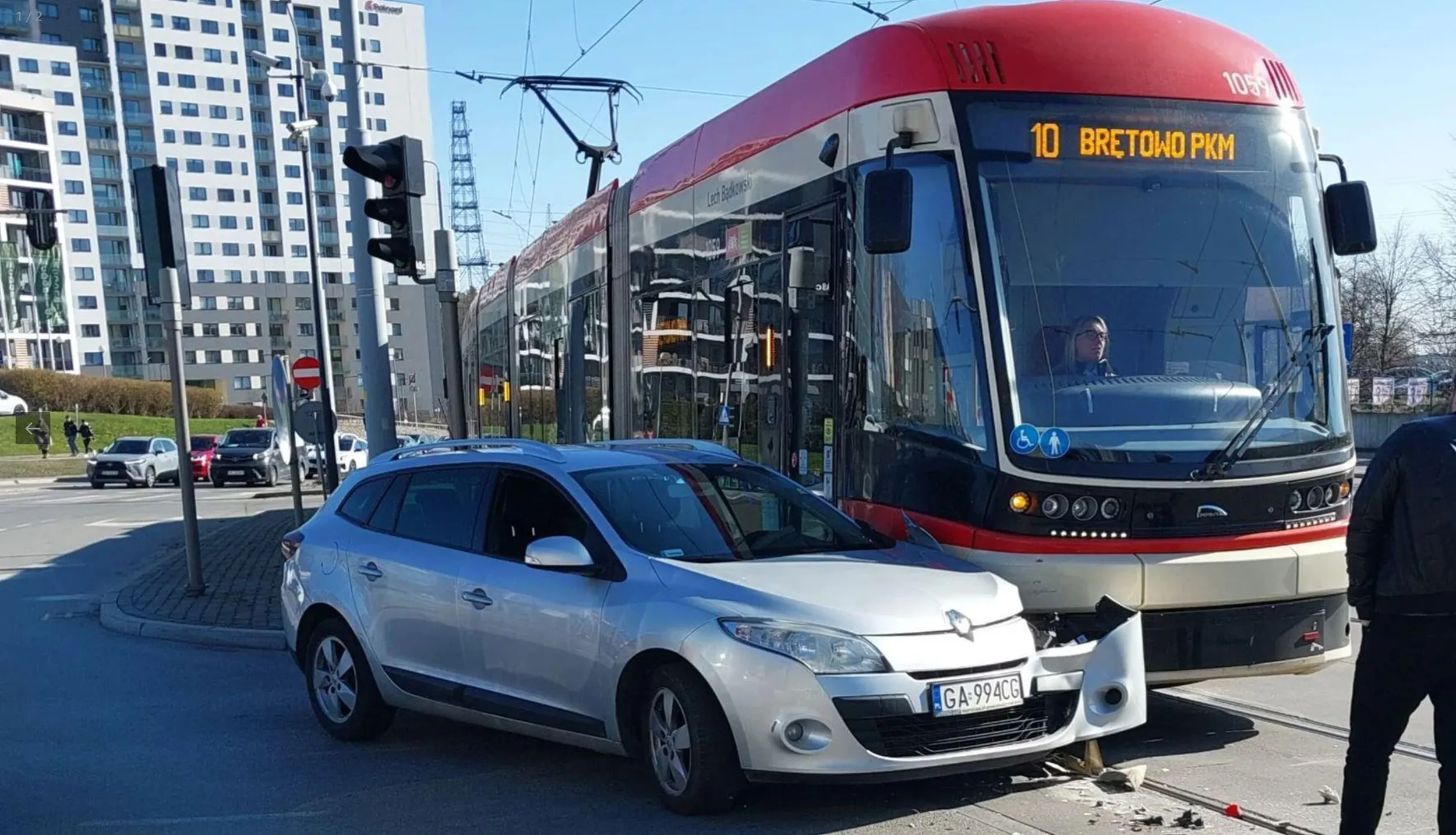 Skutek przejeżdżania przez tory tramwajowe na czerwonym świetle (Gdańsk Morena)