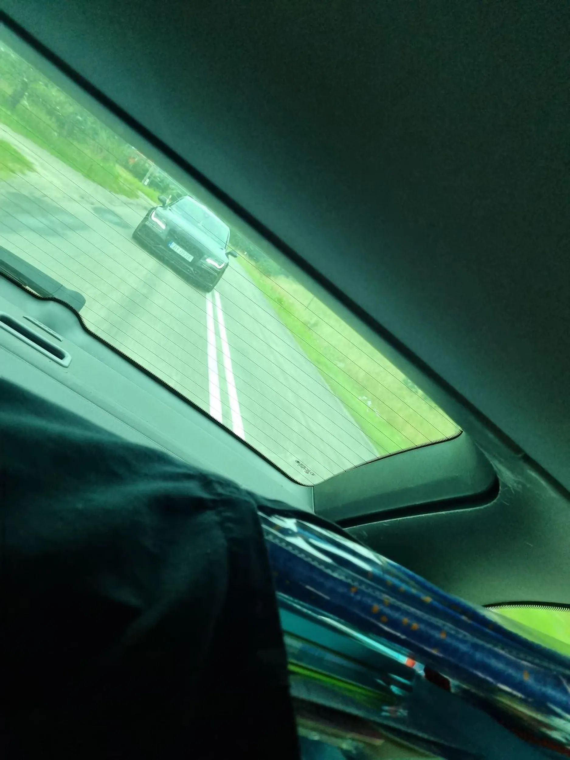 Bardzo niesympatyczny kierowca. Wyprzedził nas z dużą prędkością bez kierunkowskaza, kiedy chcieliśmy sami wyprzedzać i miał pretensje, że zjechaliśmy na lewy pas. Kiedy wróciliśmy na swój i nas wyprzedził to zatrzymał się specjalnie by później jechac za nami  świecił światłami i prowokował. Potem jechał przed nami 40km/h po czym kiedy się zorientował, że nie uzyska naszej reakcji to się znudzil i odjechał.