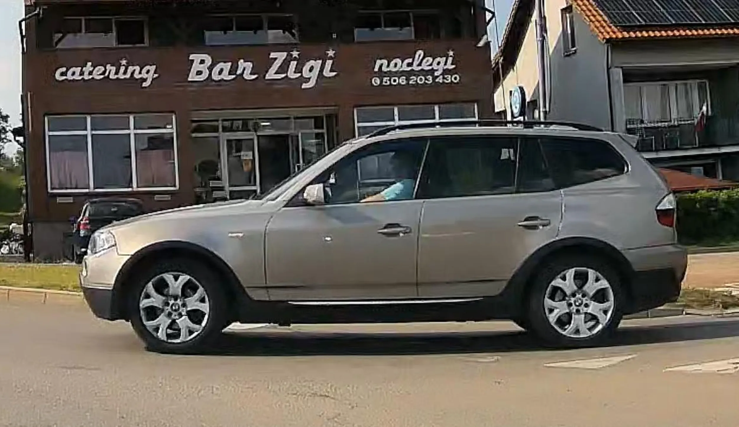 nie ładnie panie czereśniaku bytowski wymuszać pierwszeństwo na ruchu okrężnym, a po zatrąbieniu które wzruszyło twoim milimeteowym przyrodzeniem zahamować do zera, a nastepnie jechac dluzszy odcinek drogi z prędkością 20km/h. polecam książkę pod tytułem „przewodnik kursanta”, jest w niej zawarte bardzo duzo informacji na temat znakow drogowych, takich jak np. ustąp pierwszenstwa ;)