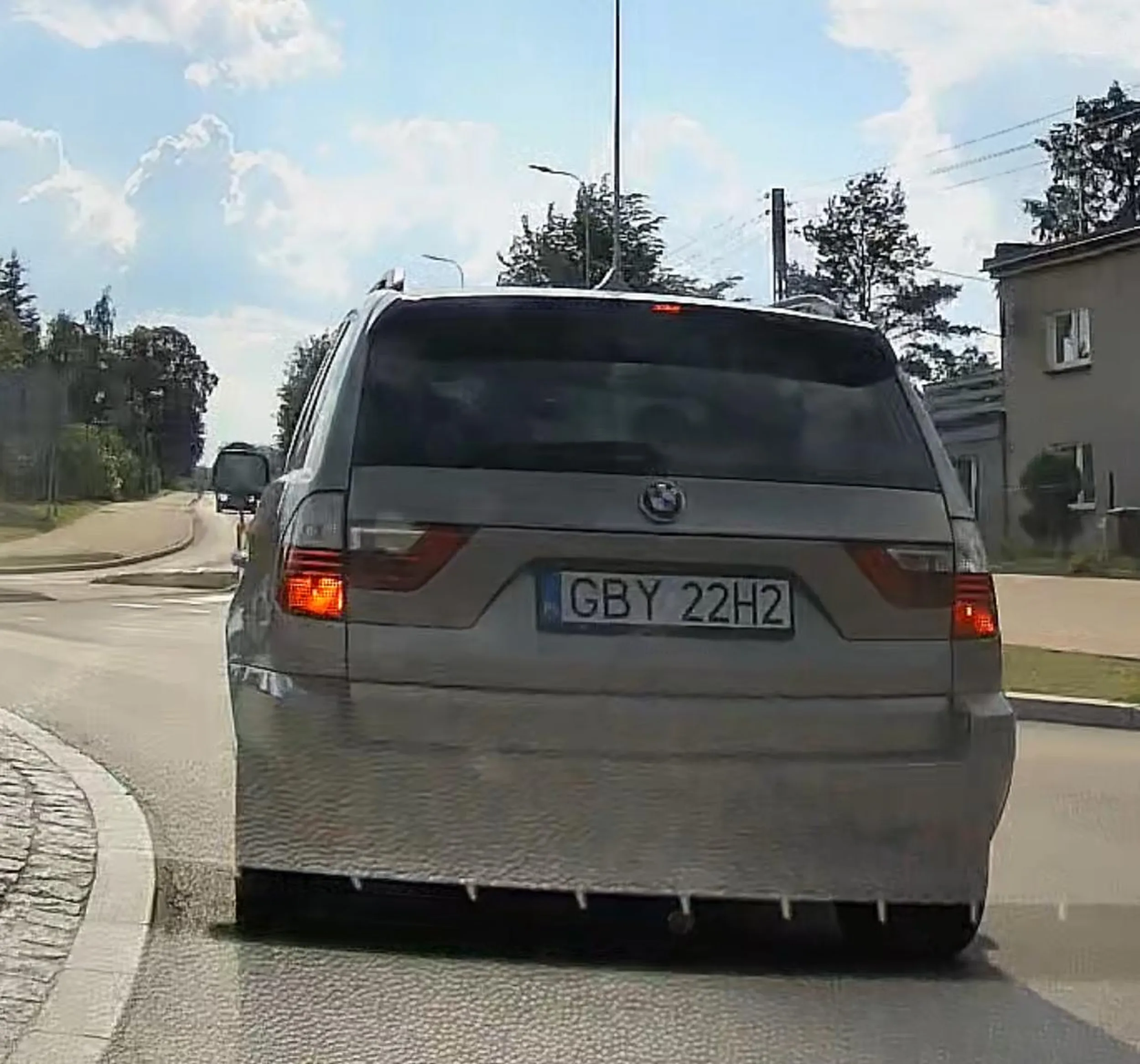 nie ładnie panie czereśniaku bytowski wymuszać pierwszeństwo na ruchu okrężnym, a po zatrąbieniu które wzruszyło twoim milimeteowym przyrodzeniem zahamować do zera, a nastepnie jechac dluzszy odcinek drogi z prędkością 20km/h. polecam książkę pod tytułem „przewodnik kursanta”, jest w niej zawarte bardzo duzo informacji na temat znakow drogowych, takich jak np. ustąp pierwszenstwa ;)