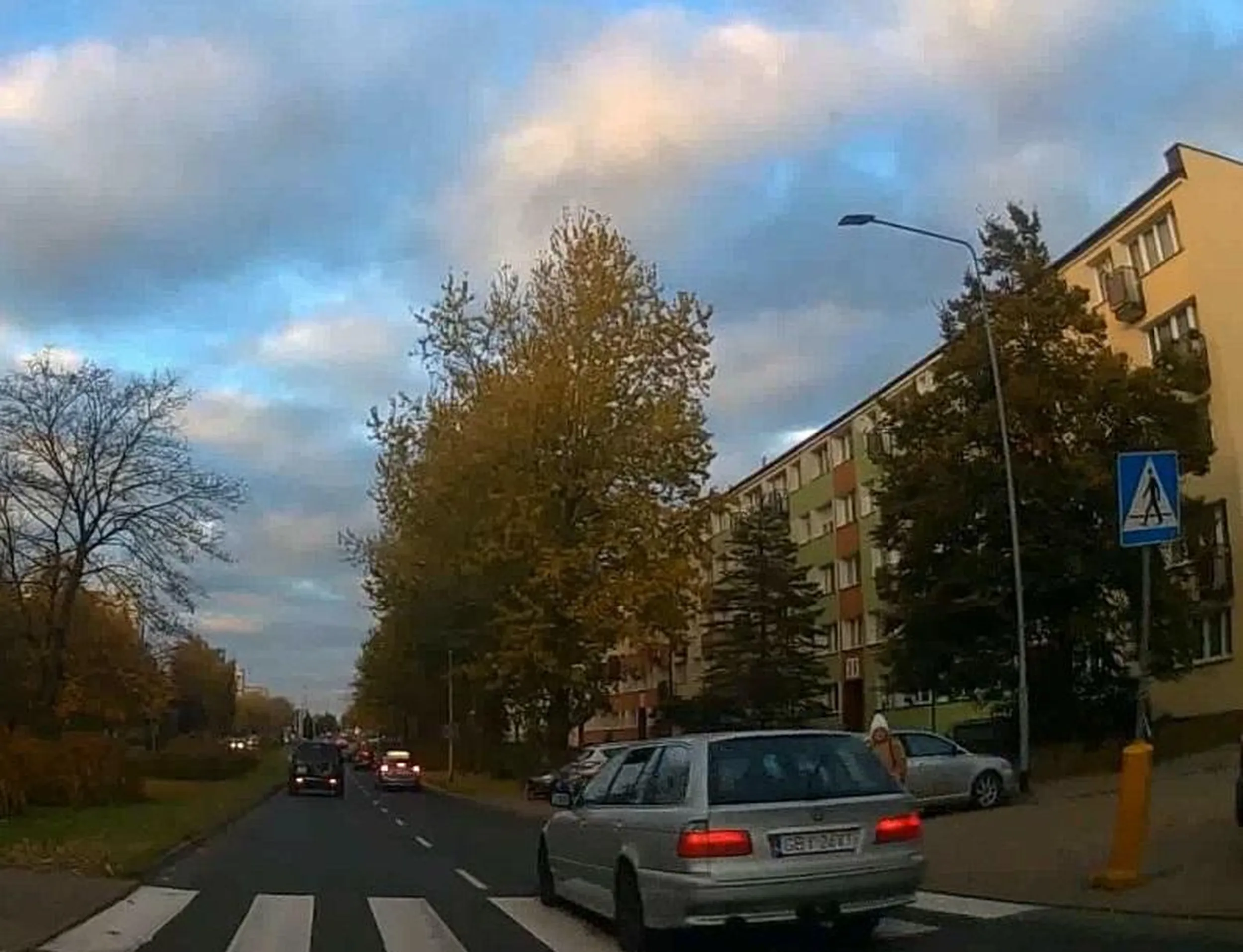 Jak bmwiu to klasyczne łamanie przepisów - "wyprzedzanie samochodu który zatrzymuje się aby przepuścić pieszego" //tablica-rejestracyjna.pl/images/photos/20240412045610.jpg