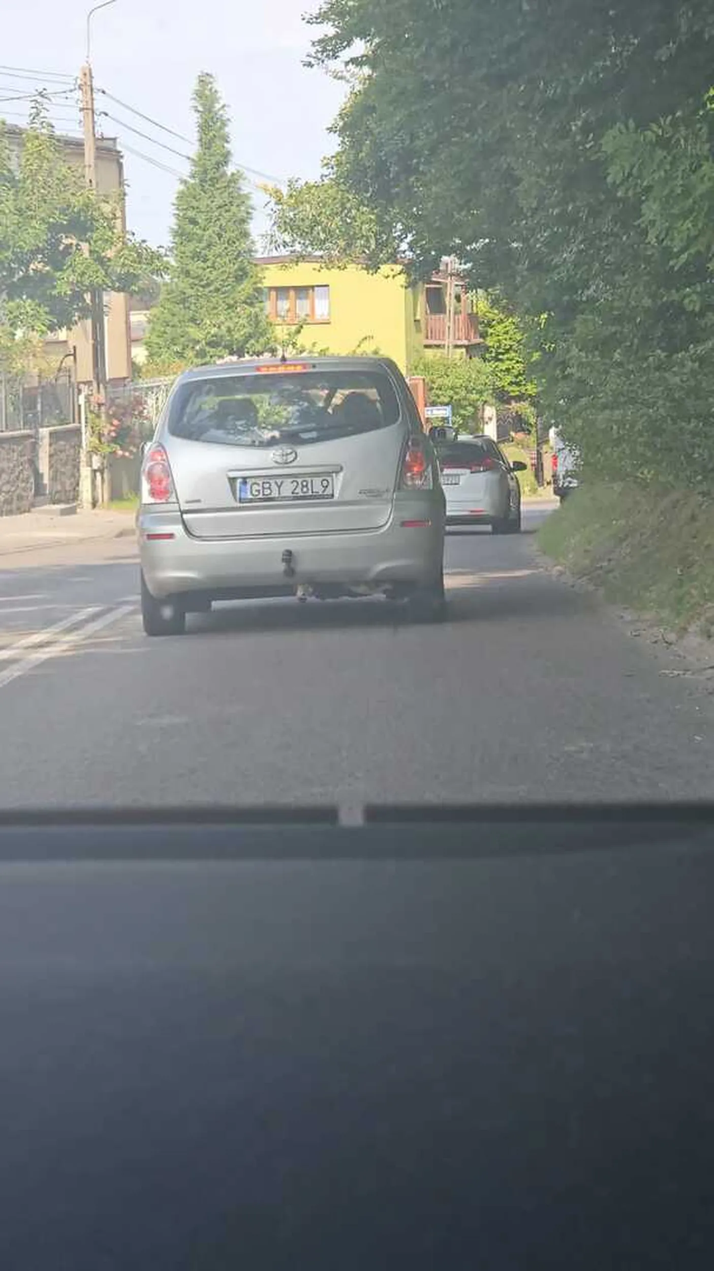 Toyota Corolla Verso z najsłabsza odmiana silnika, kierowca myśli ze prowadzi ferrari wyprzedzając na czołówkę i słuchając motocykl do pobocza. Prawo jazdy znalezione ewidentnie w chipsach.