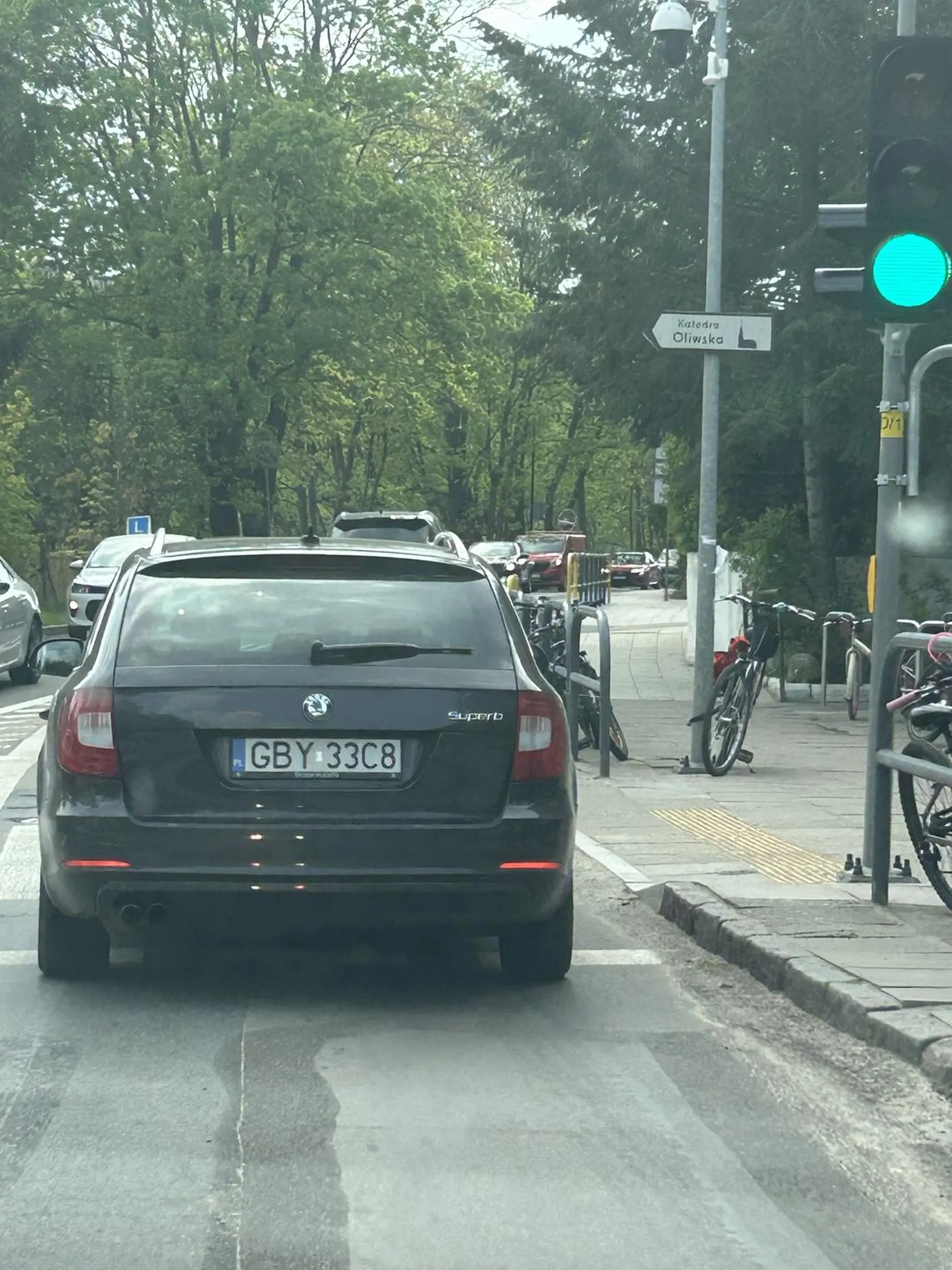 Kierowca do wyjebania. Z jedno kierunkowej z prawej strony skręca w lewo. A z lewej strony stoi pas samochodów ustawionych do skrętu. brunetka