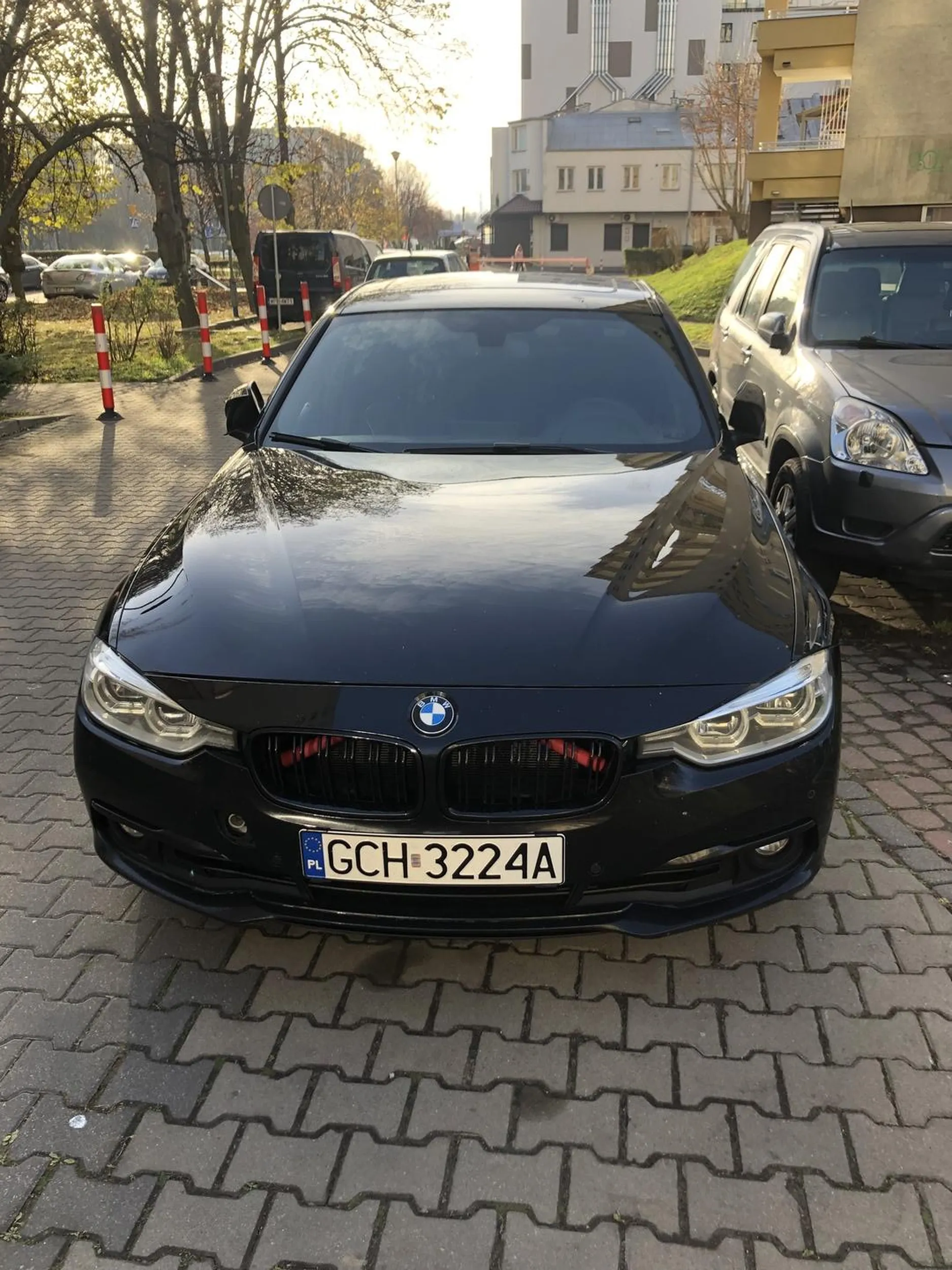 Tupet i mistrzostwo zastawiania przejść, ścieżek i robienia drugiego rzędu w parkowaniu z blokowaniem innych aut. Odpuściłabym styl parkowania gdyby auto znikało o 5.00. Hrabia odjeżdża 9.30-10.00