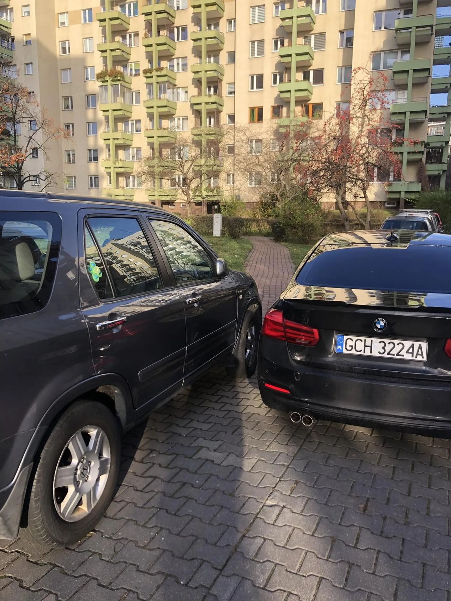 Tupet i mistrzostwo zastawiania przejść, ścieżek i robienia drugiego rzędu w parkowaniu z blokowaniem innych aut. Odpuściłabym styl parkowania gdyby auto znikało o 5.00. Hrabia odjeżdża 9.30-10.00