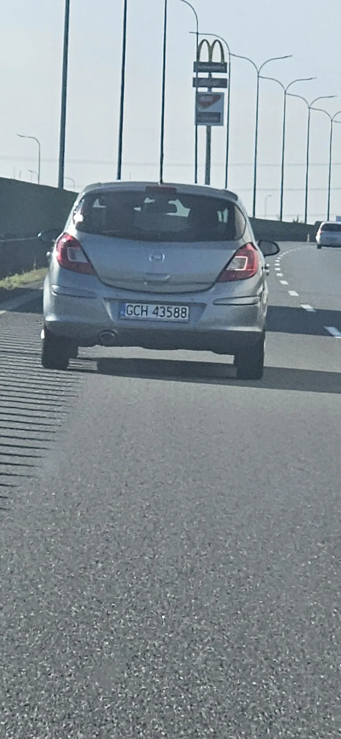 Imbecyl wyprzedza w ostatniej chwili na autostradzie przy prędkości 150 km/h Uwaga!
