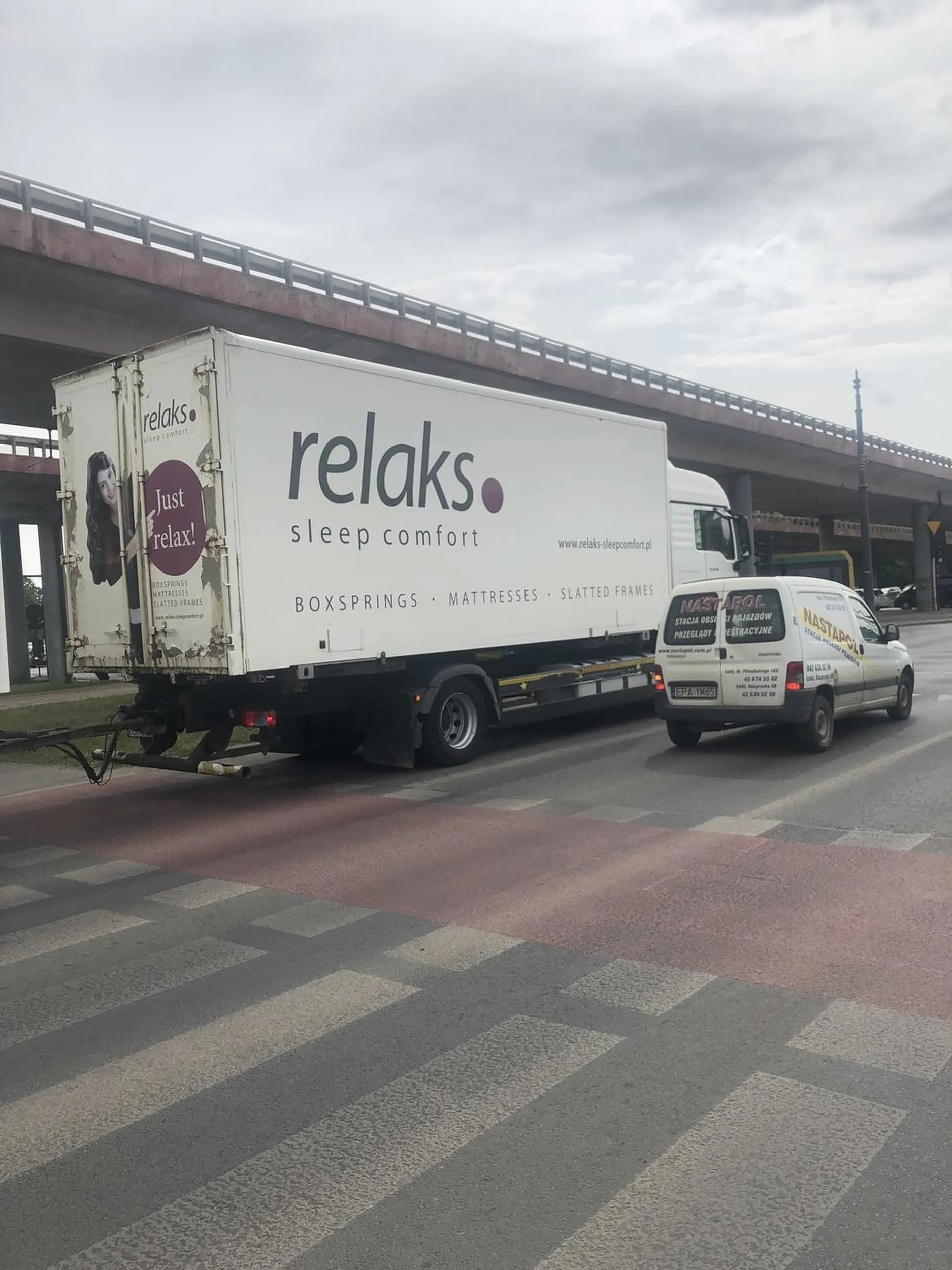 Chlop se stanol na pasach na zielonym dla pieszych i ma relaks 100%