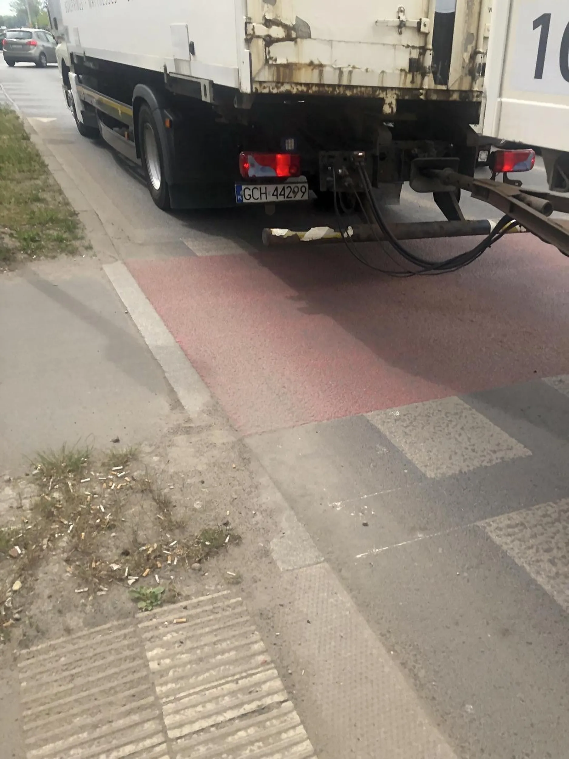 Chlop se stanol na pasach na zielonym dla pieszych i ma relaks 100%