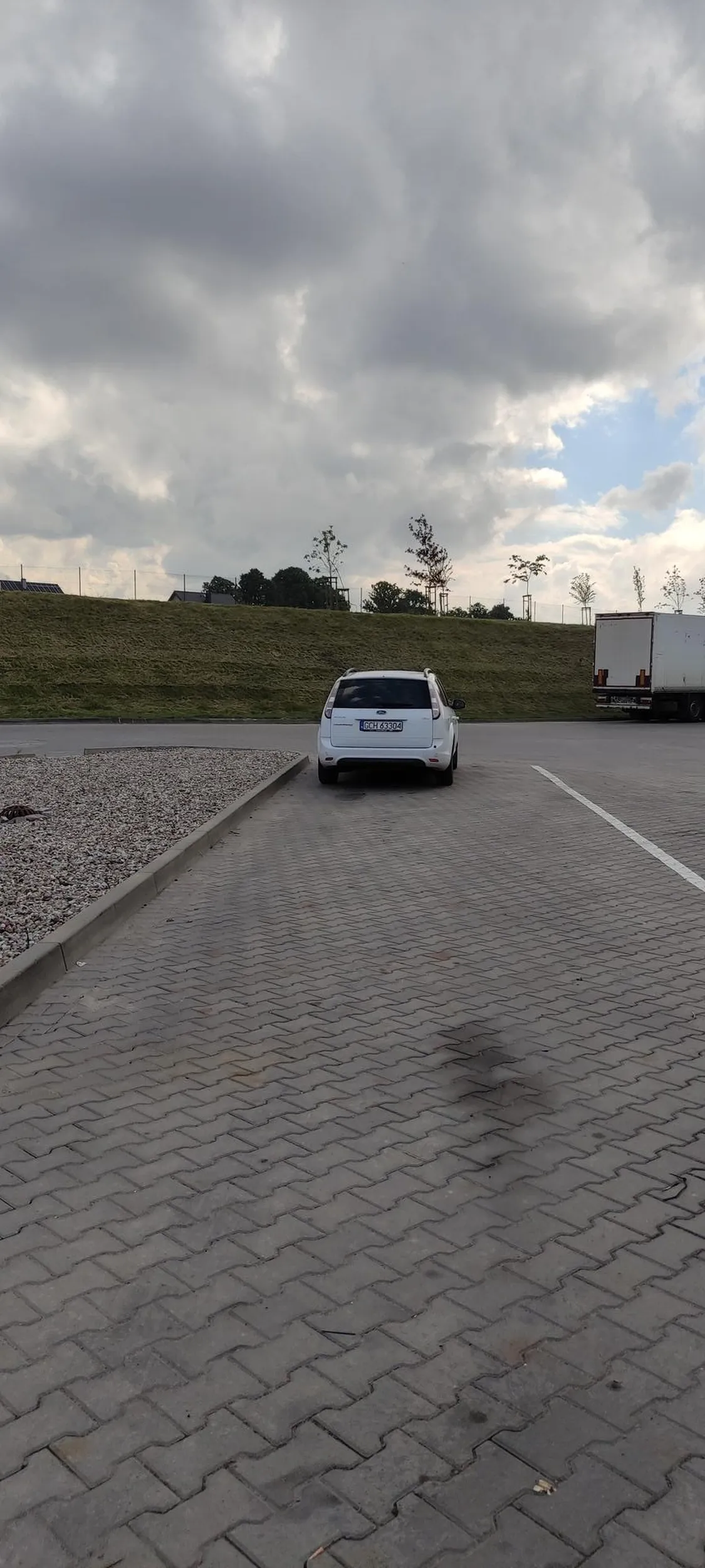 Naucz się parkować, a nie zajmujesz miejsce dla dużego auta