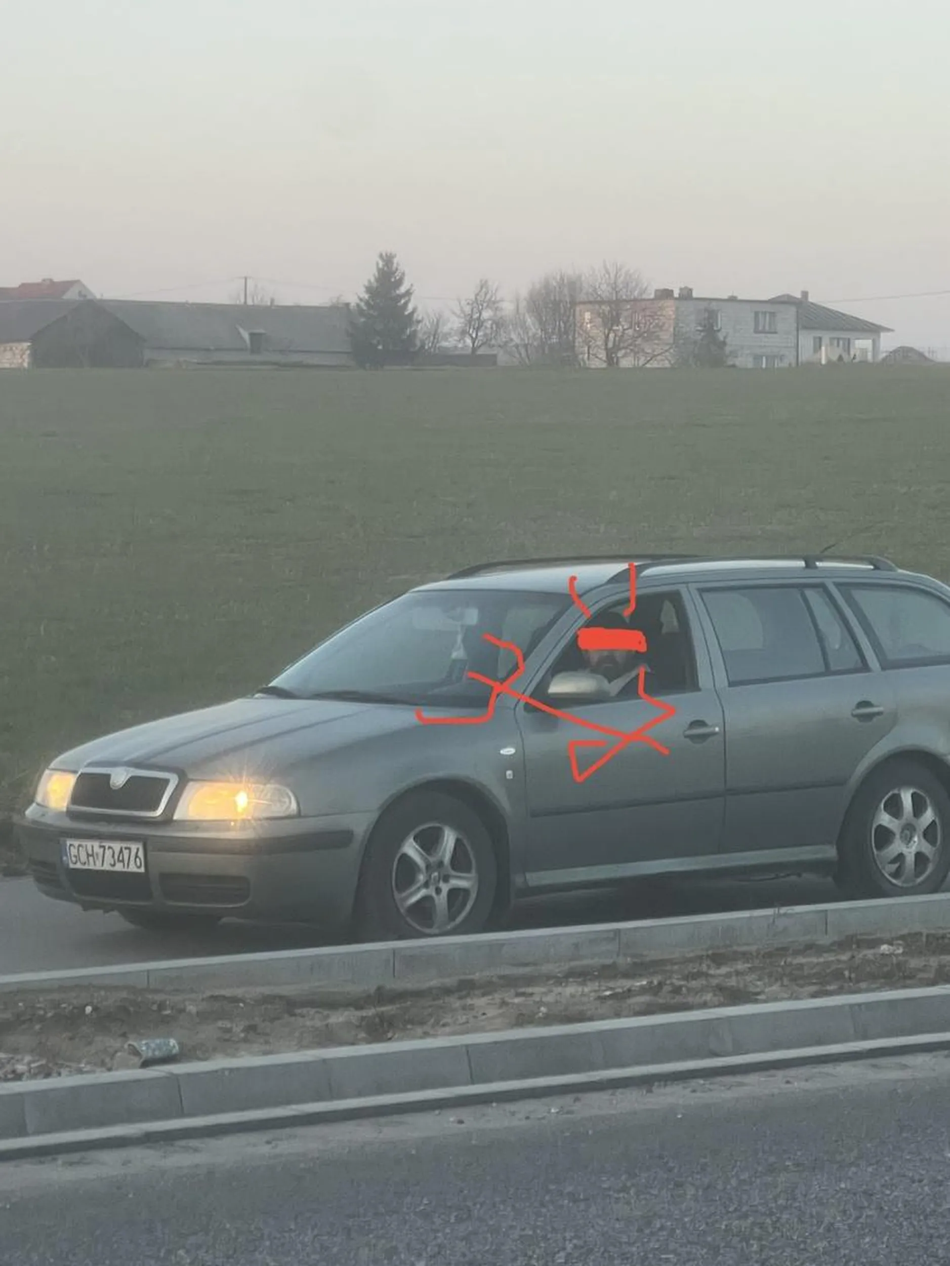 Kierujący  jasno zieloną skodą oktawią w kombi starszy zaniedbany gość wjeżdża na czerwonym świetle  na droge remontowaną wahadło koło Chojnic  wymuszając pierszeństwo  i się awanturuje szukajac zaczepki do prawidłowo jadących kierowców  uwaga