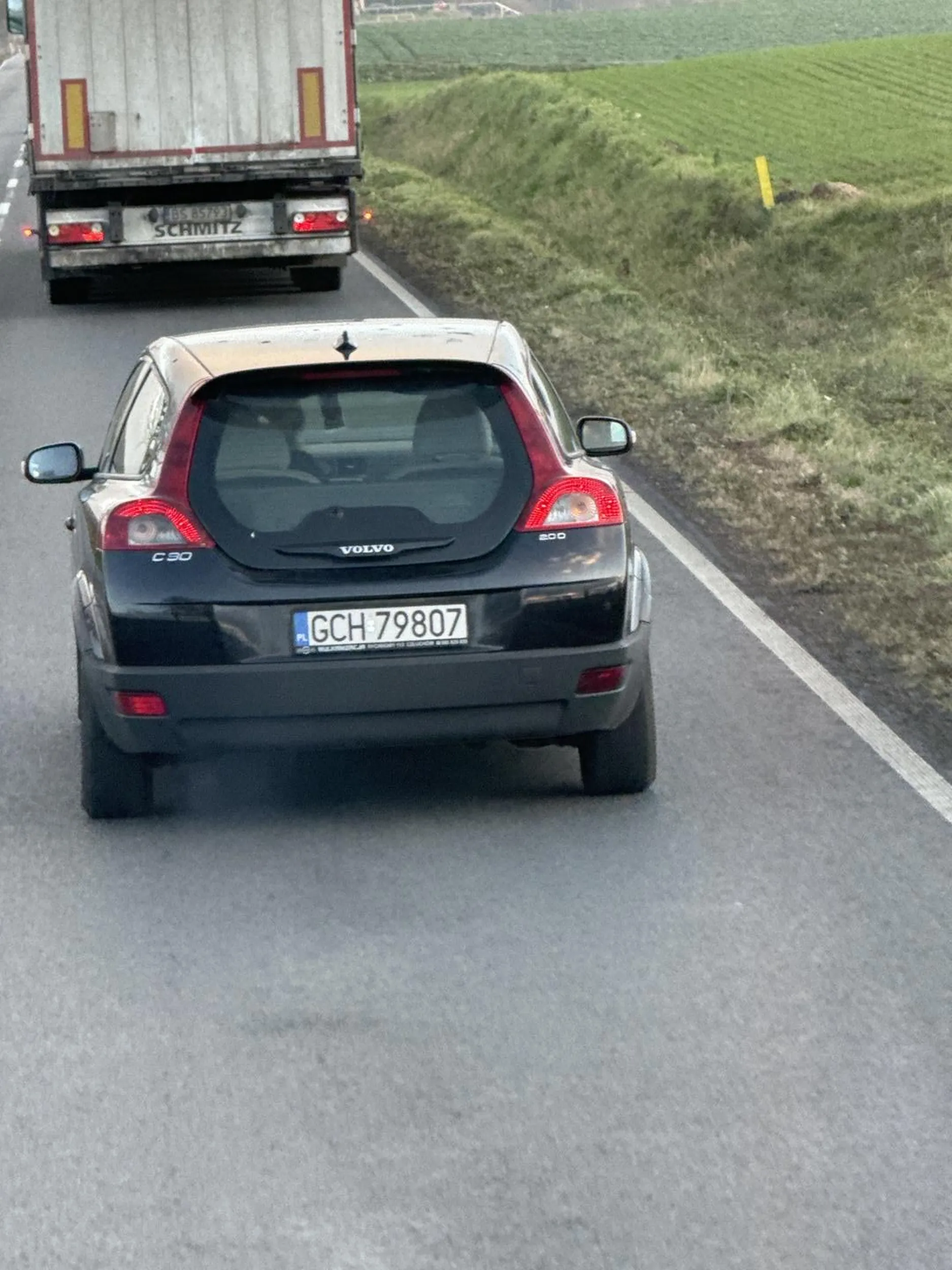 Zamiast grzebać w telefonie podczas jazdy to w dupie sobie pogrzeb idiotko